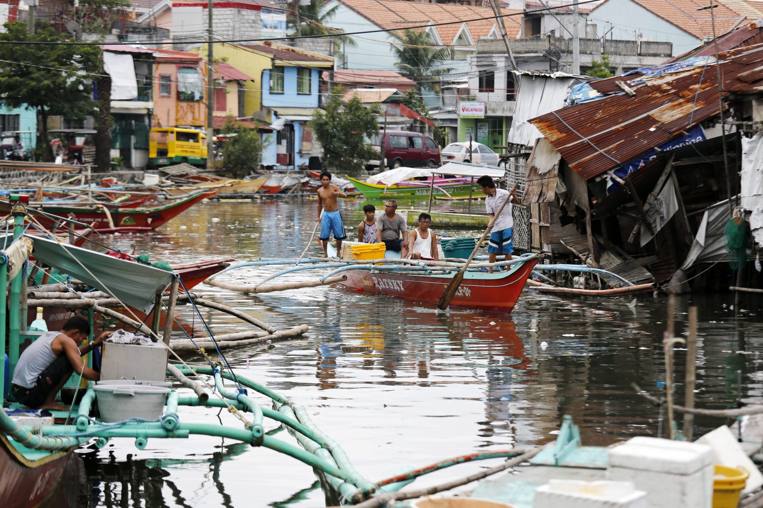 Milhares de pessoas deixam as suas casas à chegada do tufão Sarika às Filipinas