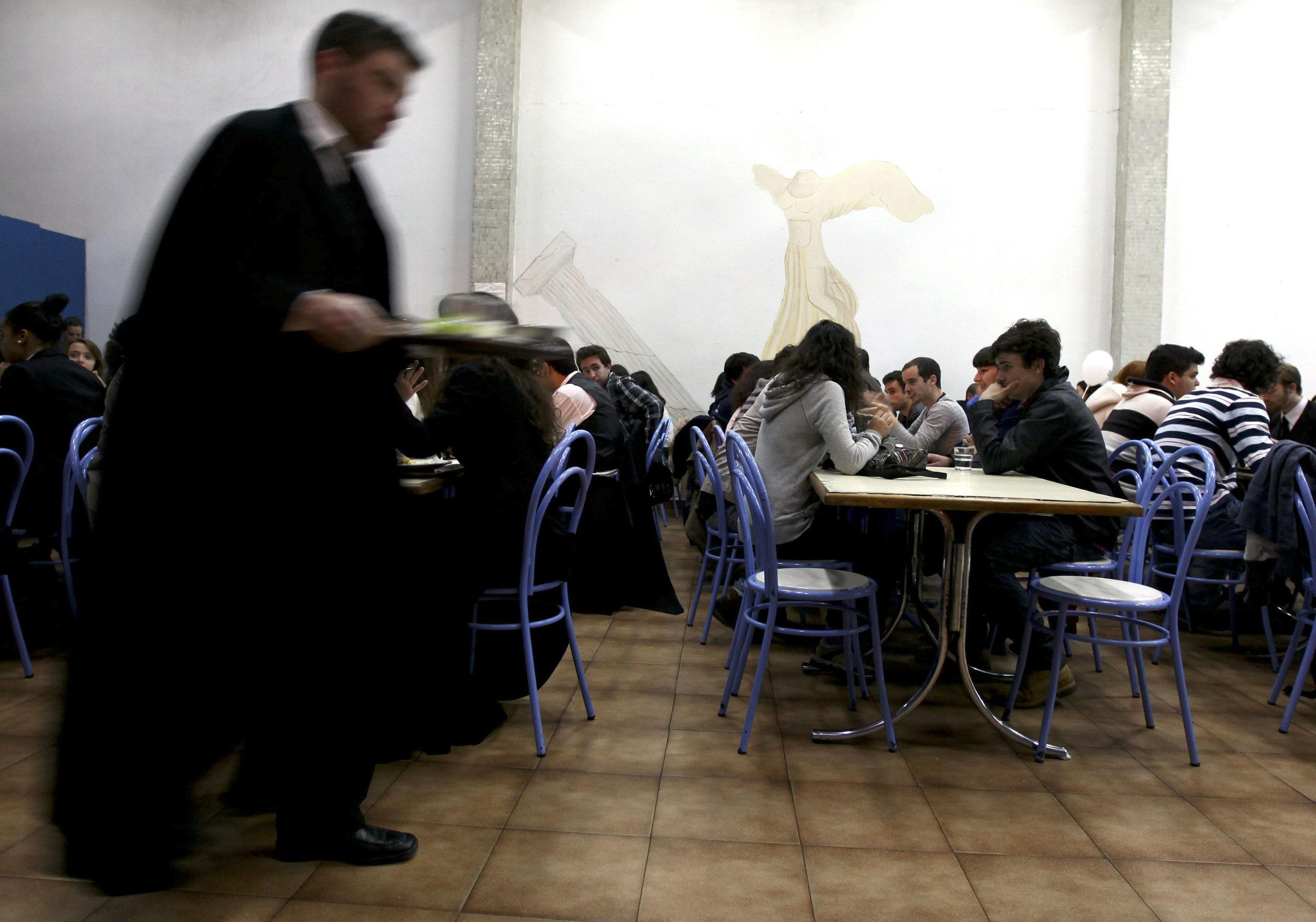 Bolsas de estudo: Mais de nove mil alunos ainda aguardam decisão. Ministro quer acabar com renovações anuais