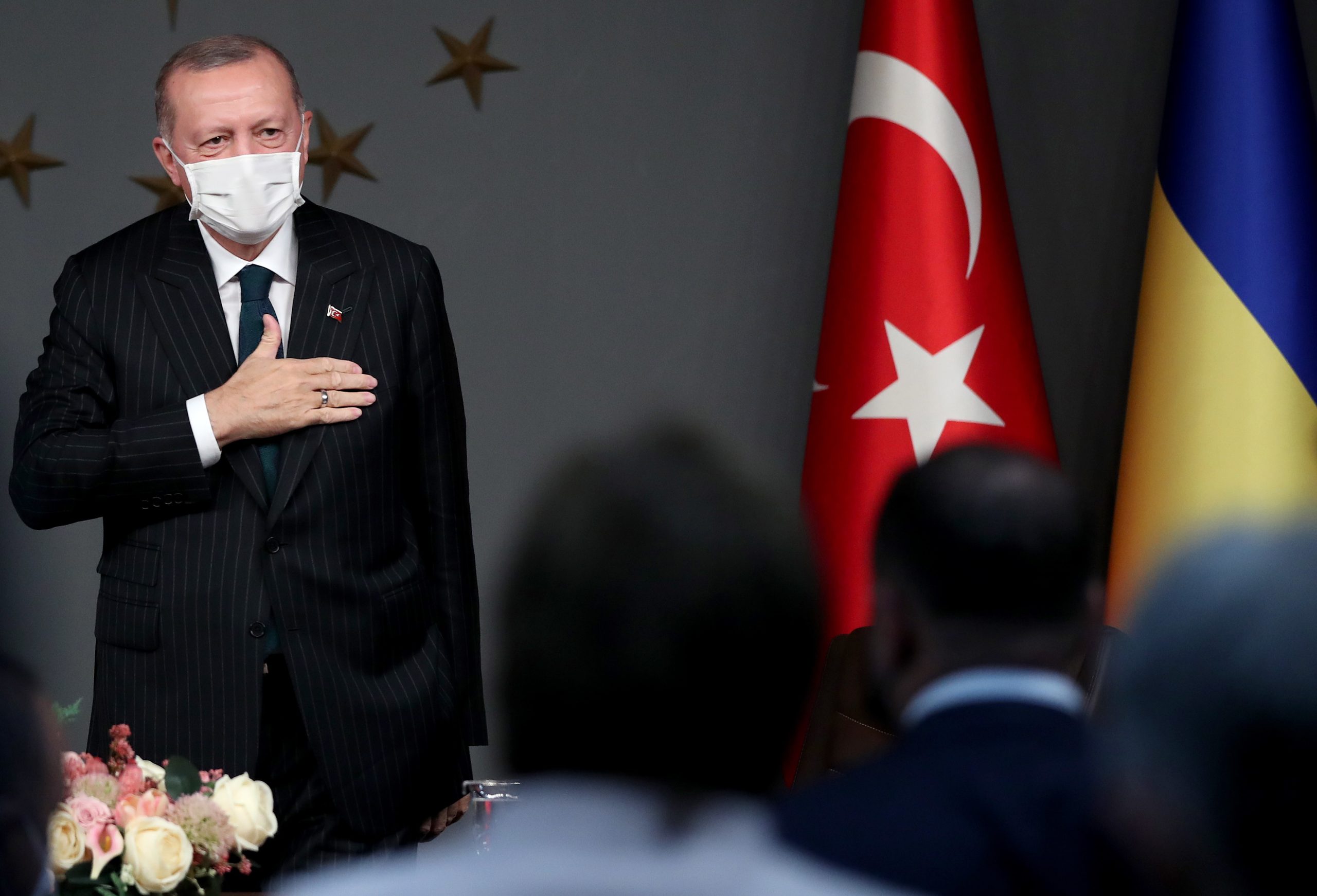 Erdogan acusa Macron de querer criar “cidadãos muçulmanos cobardes”