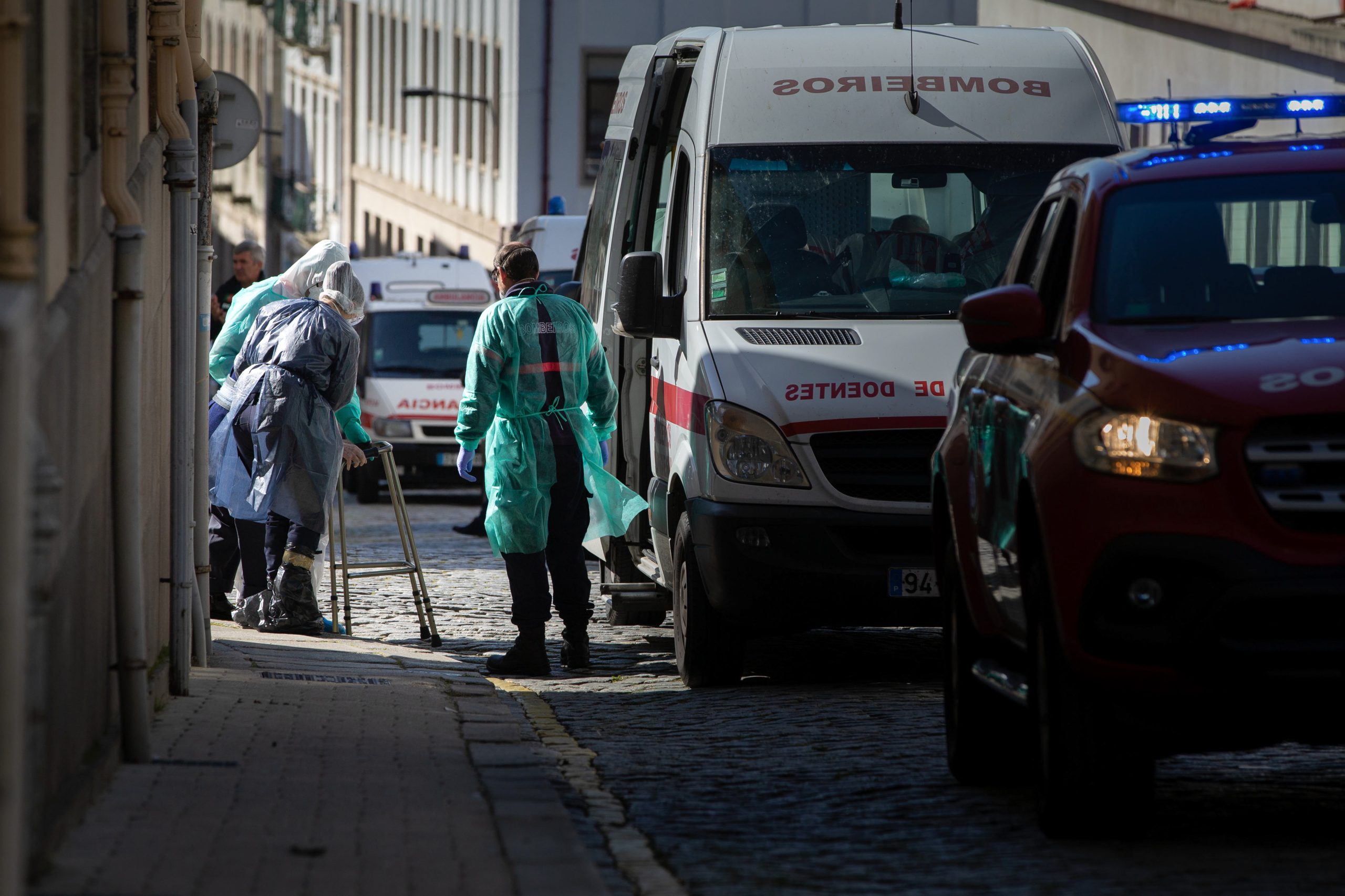 Covid-19: Bombeiros Voluntários alertam que transporte de doentes em causa devido à falta de equipamentos