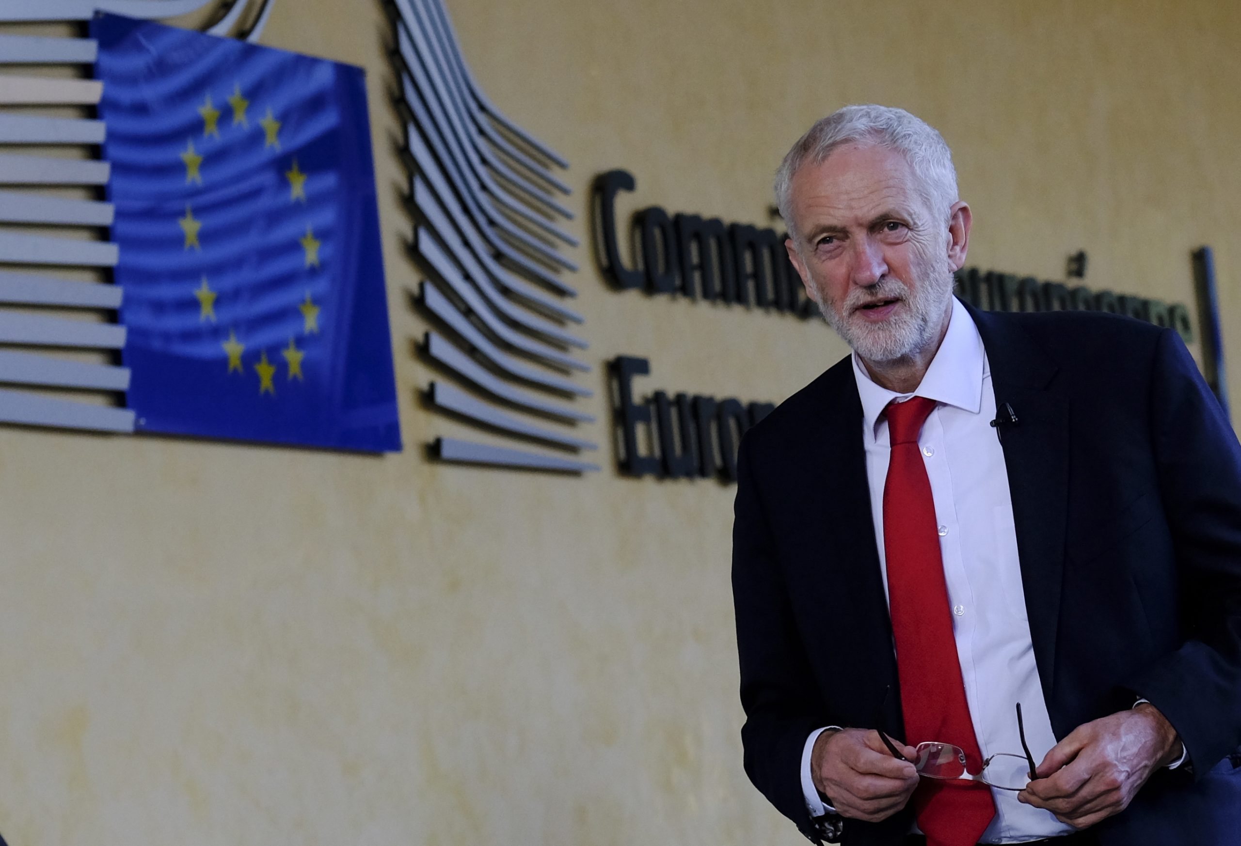 Brexit: Jeremy Corbyn defende que Theresa May deve demitir-se se acordo for rejeitado