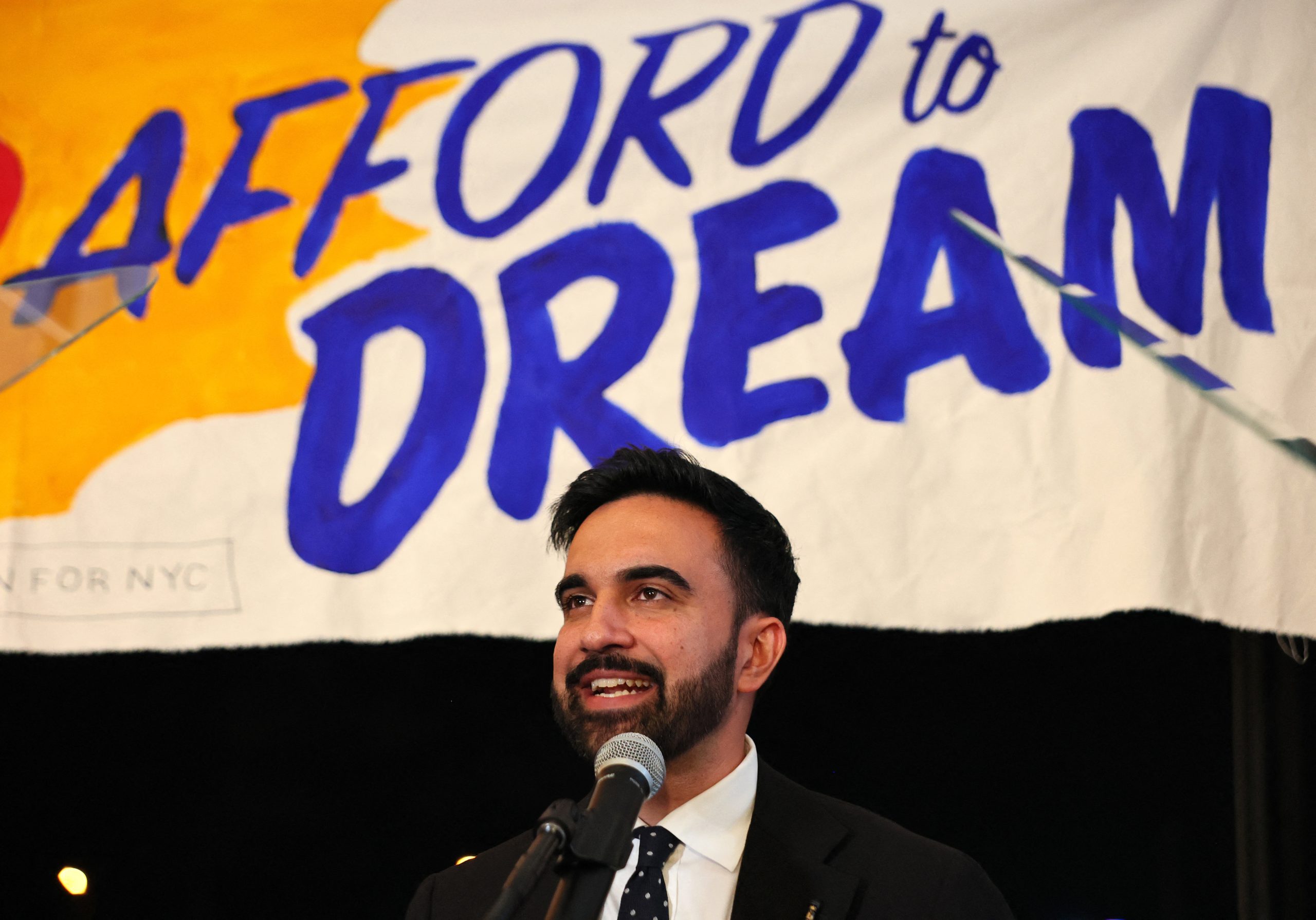 Quem é Zohran Mamdani, o candidato democrata de 33 anos à câmara de Nova Iorque que pode tornar-se o primeiro presidente muçulmano da cidade