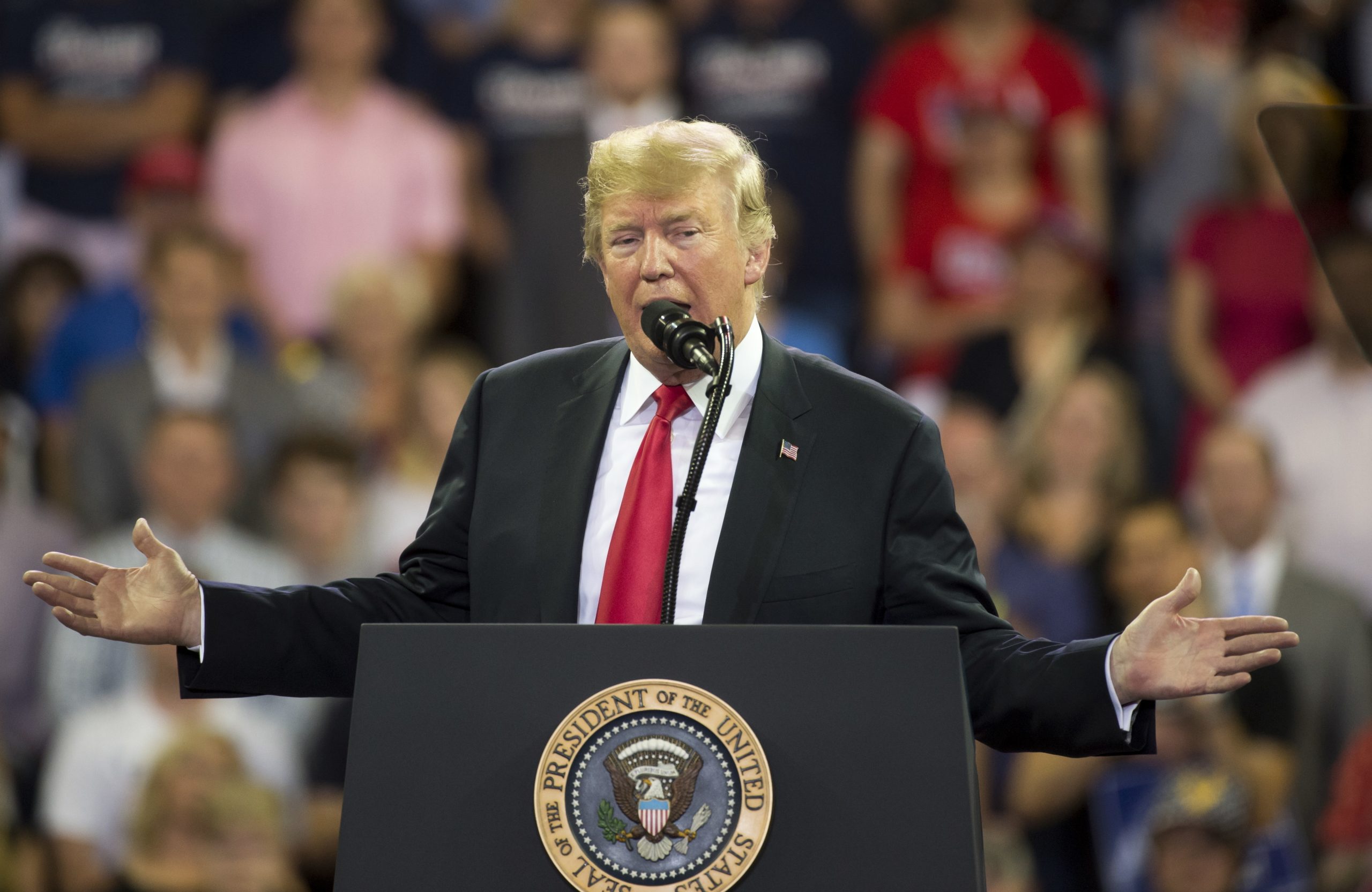 Trump ameça impor taxa extraordinária de vinte por cento sobre carros europeus
