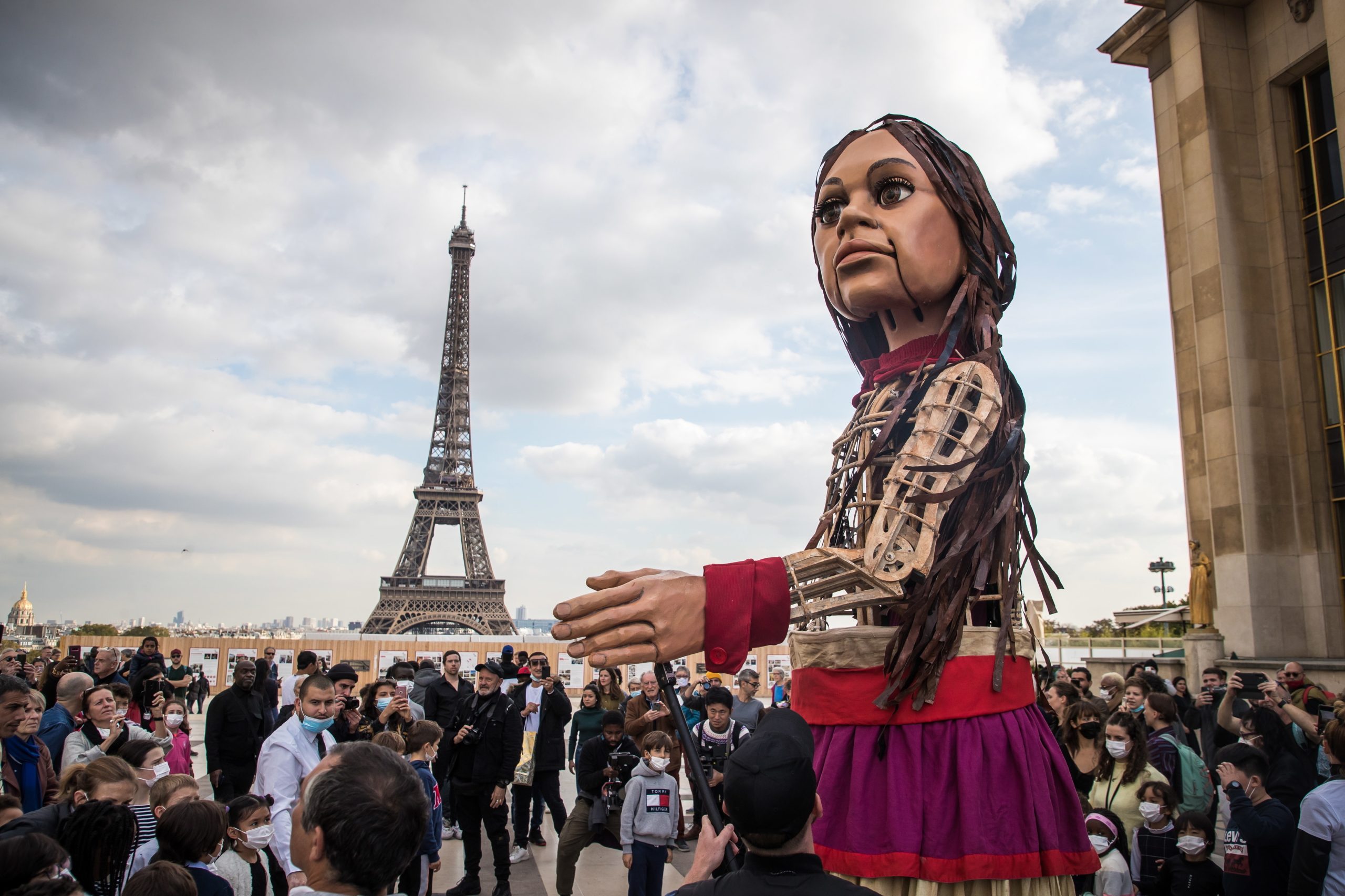 Amal, a marioneta gigante que viajou pela Europa à procura da mãe, está quase a chegar ao seu destino