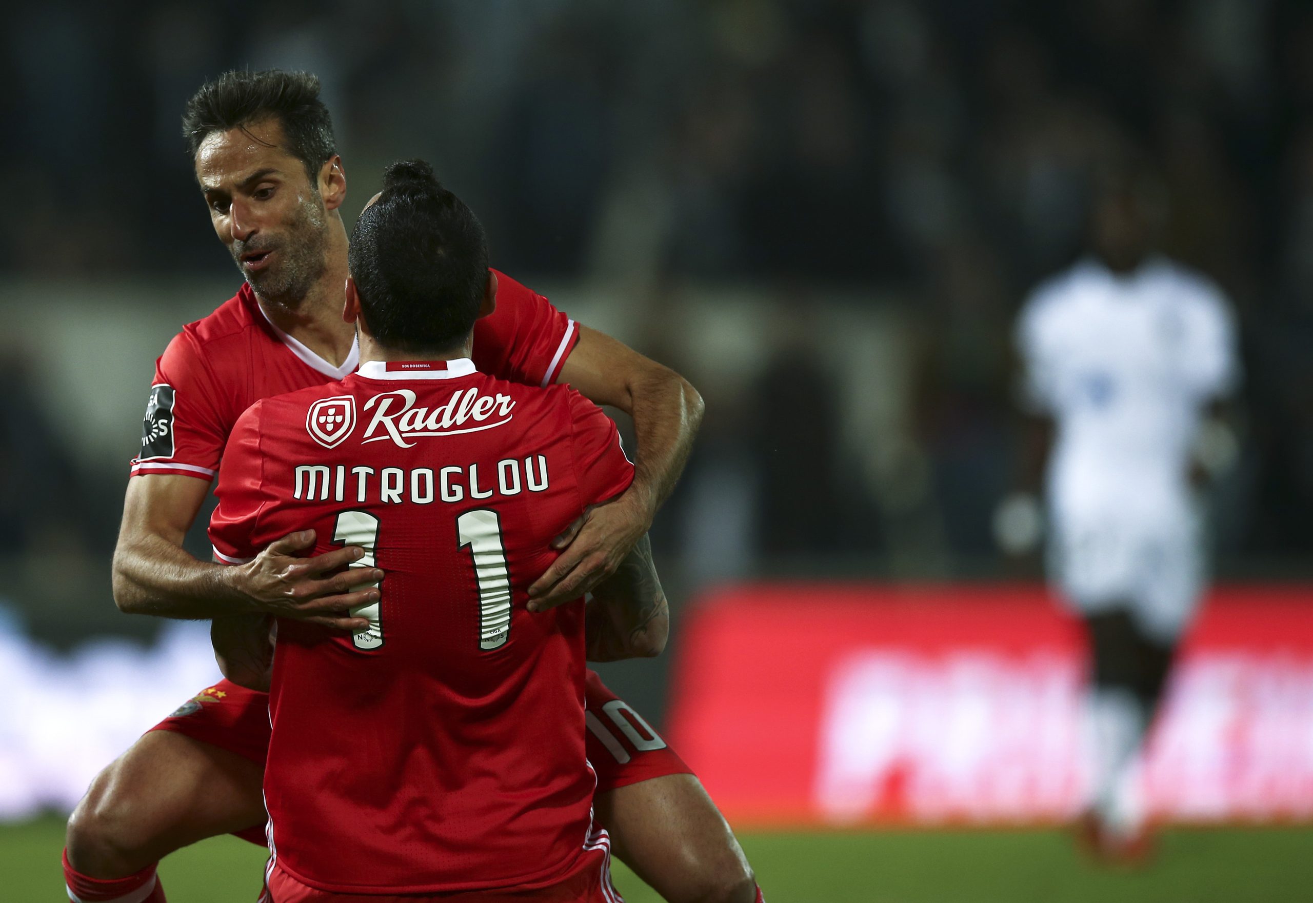 Benfica bate Guimarães e fica provisoriamente a 7 pontos do FC Porto