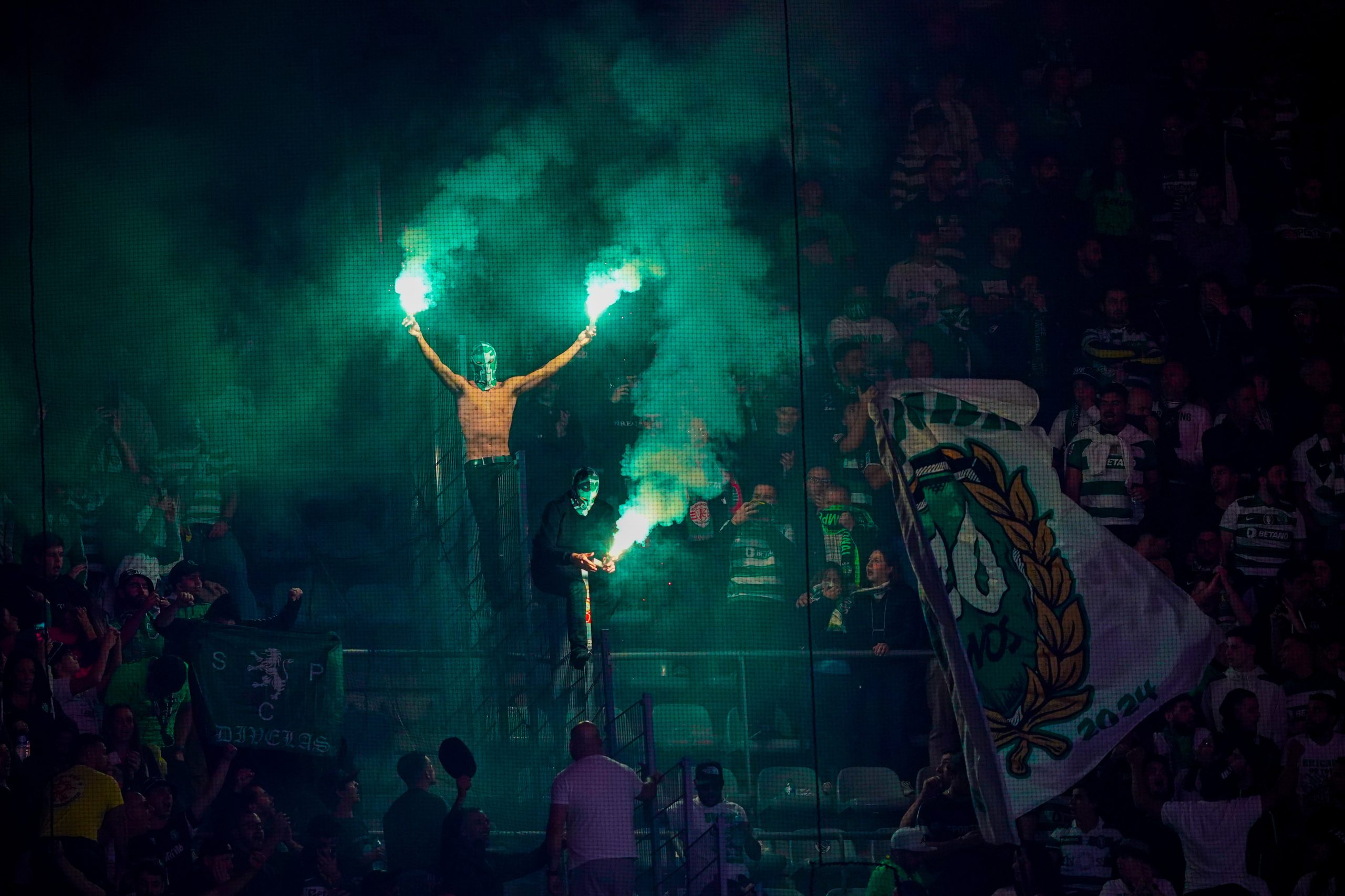 UEFA multa Sporting e ameaça interdição parcial nas bancadas de Alvalade. Clube apela “ao comportamento responsável”