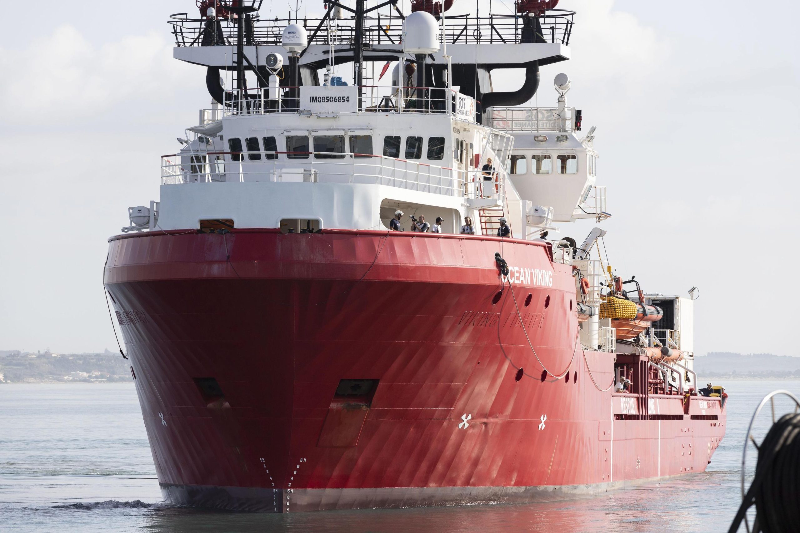 Ocean Viking autorizado a aportar na Sicília e desembarcar 550 migrantes