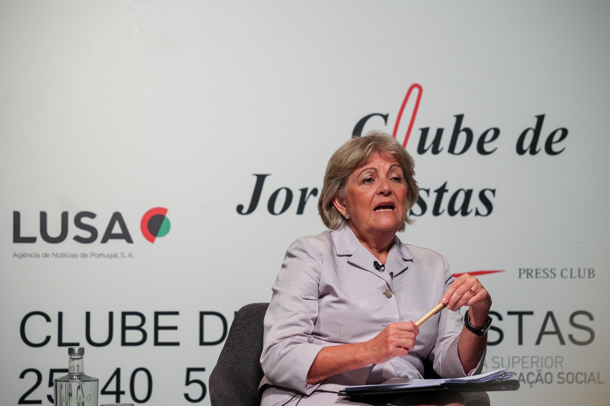 Comissária da Coesão pede “grande exigência” no uso de verbas para fixar jovens