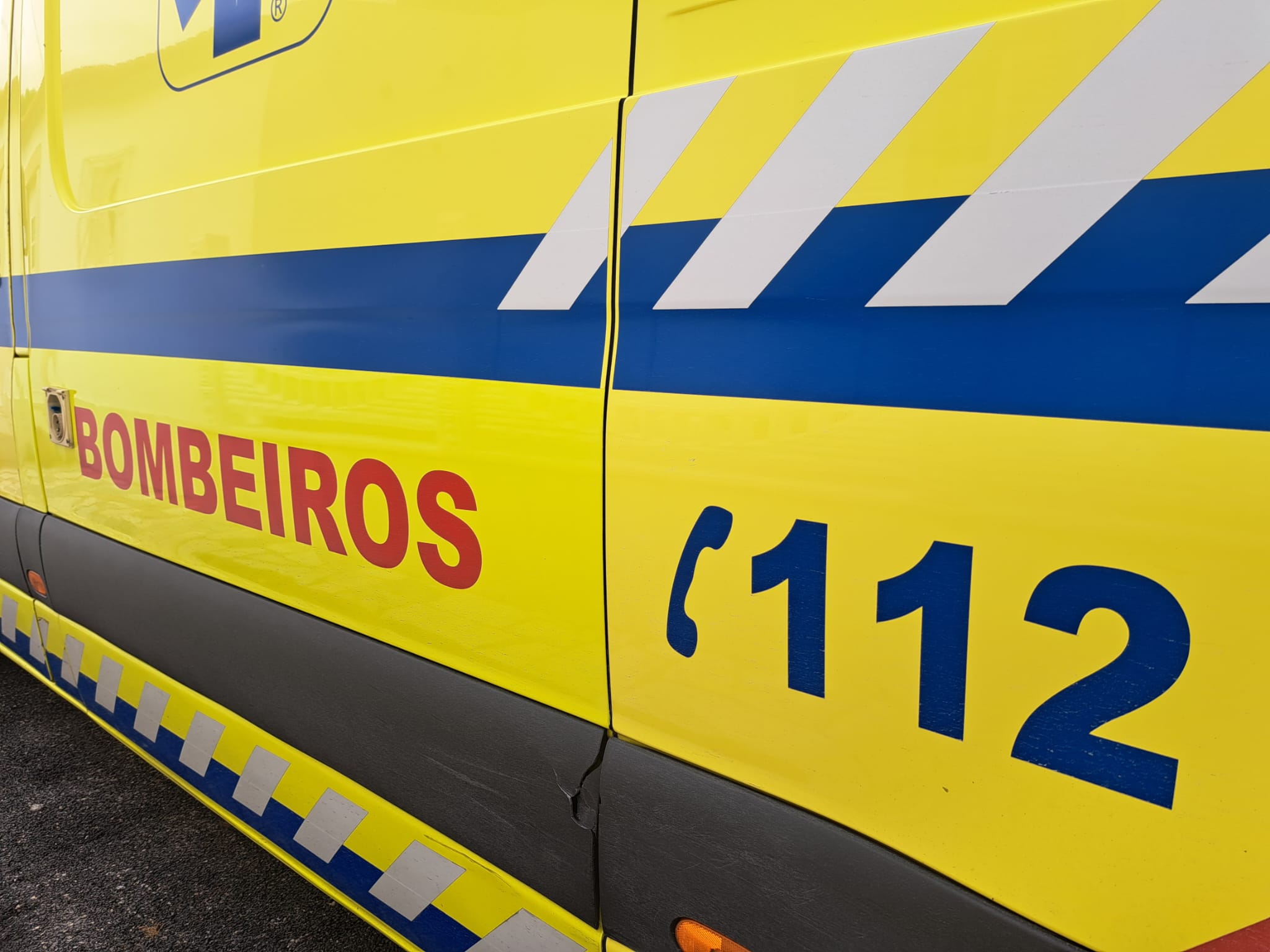 Incêndio em apartamento no Carregado faz um morto e quatro feridos