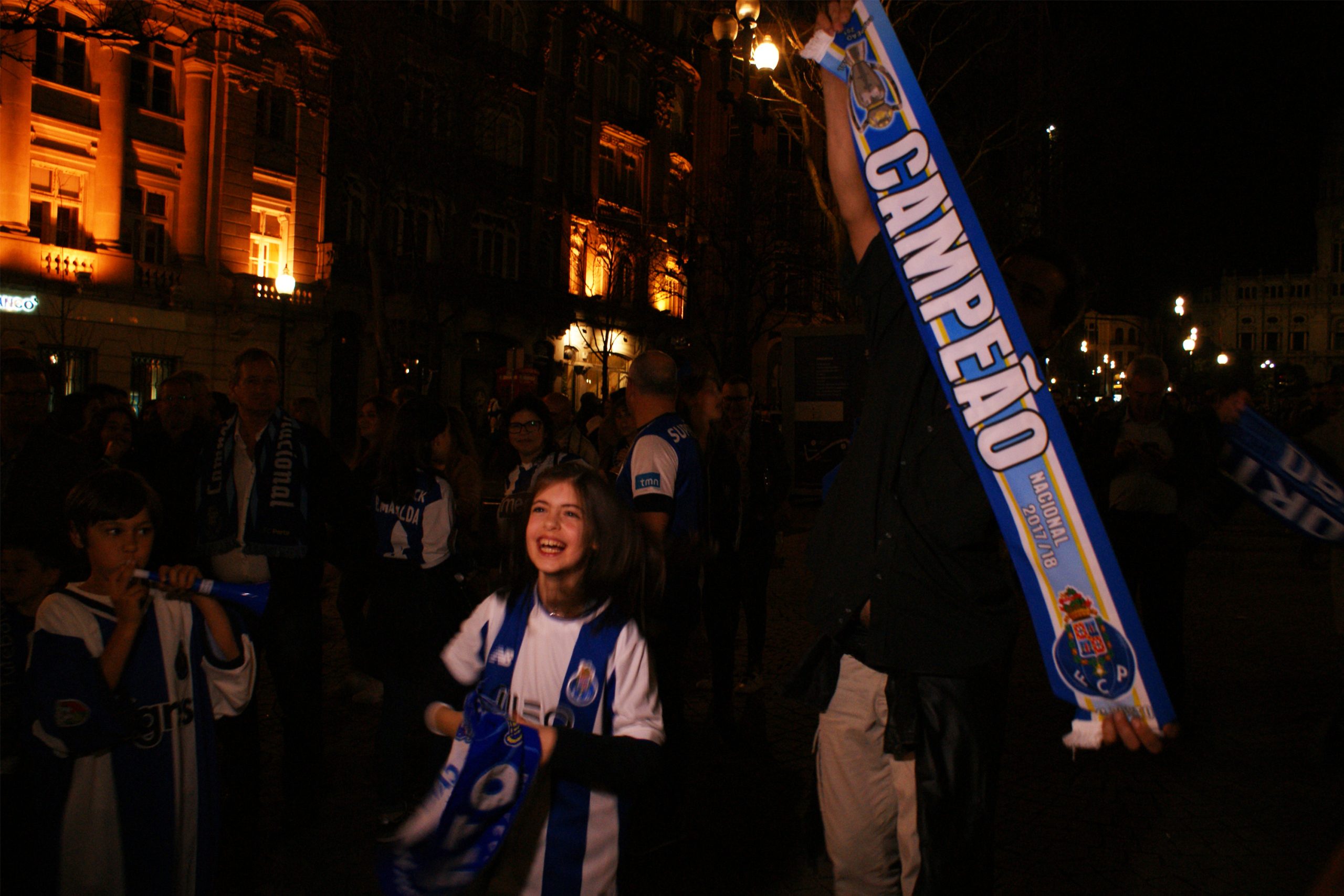 O Porto sagrou-se campeão no sofá, mas nem por isso ficou em casa. A festa foi rija que a saudade apertava