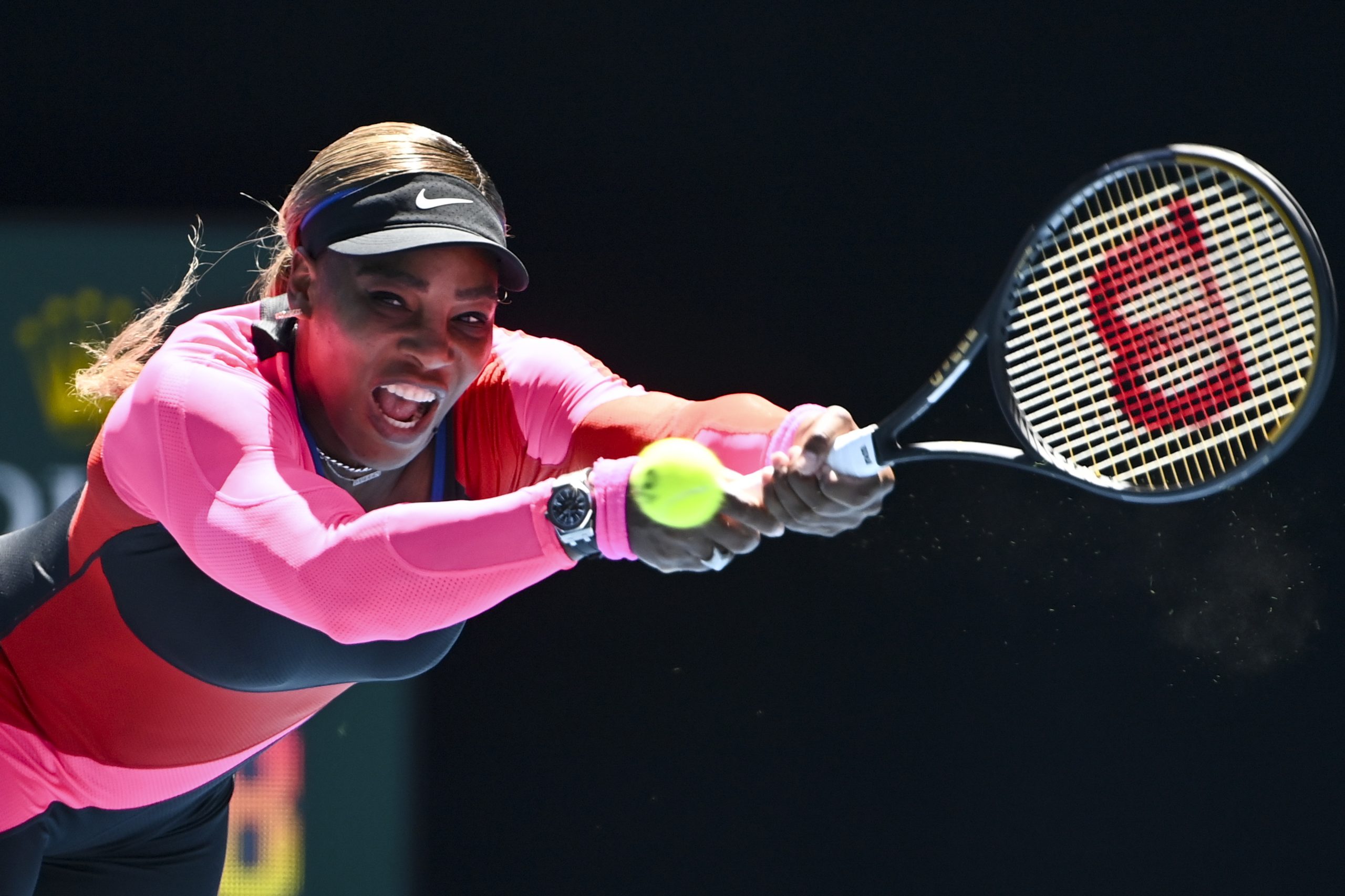 Serena Williams vence Nina Stojanovic e segue para a terceira ronda do Open da Austrália