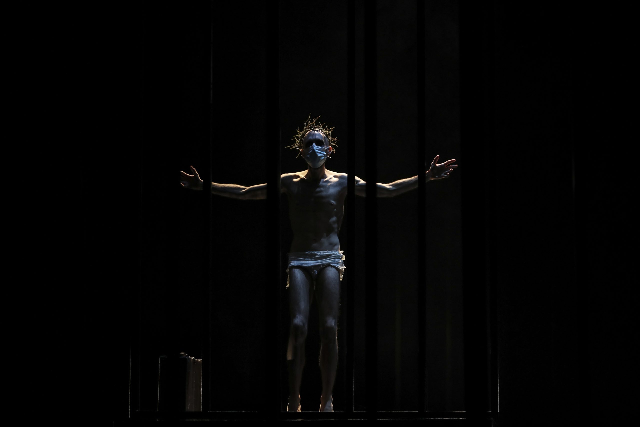 Os homens sujos são feitos dos espelhos velhos da atualidade. Teatro São João prende no palco toda a perversidade do mundo com “O Balcão” de Jean Genet