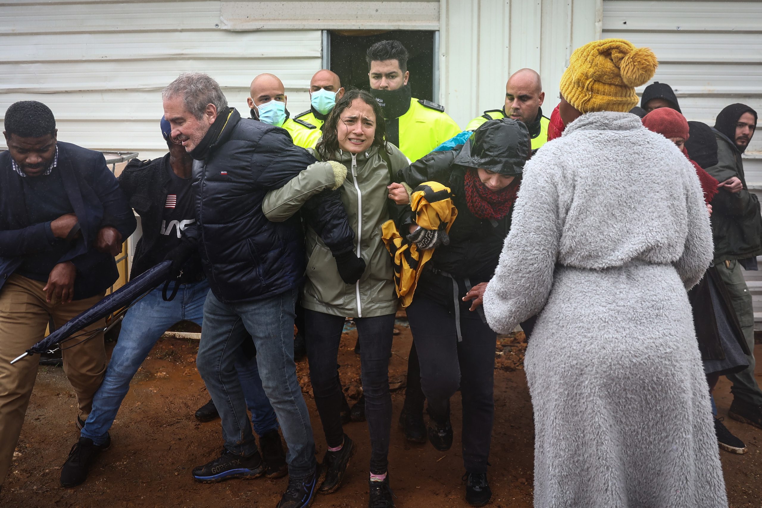 Pertences foram colocados à “chuva” e polícia de choque no local. Habitações ilegais no bairro do Talude começaram a ser demolidas