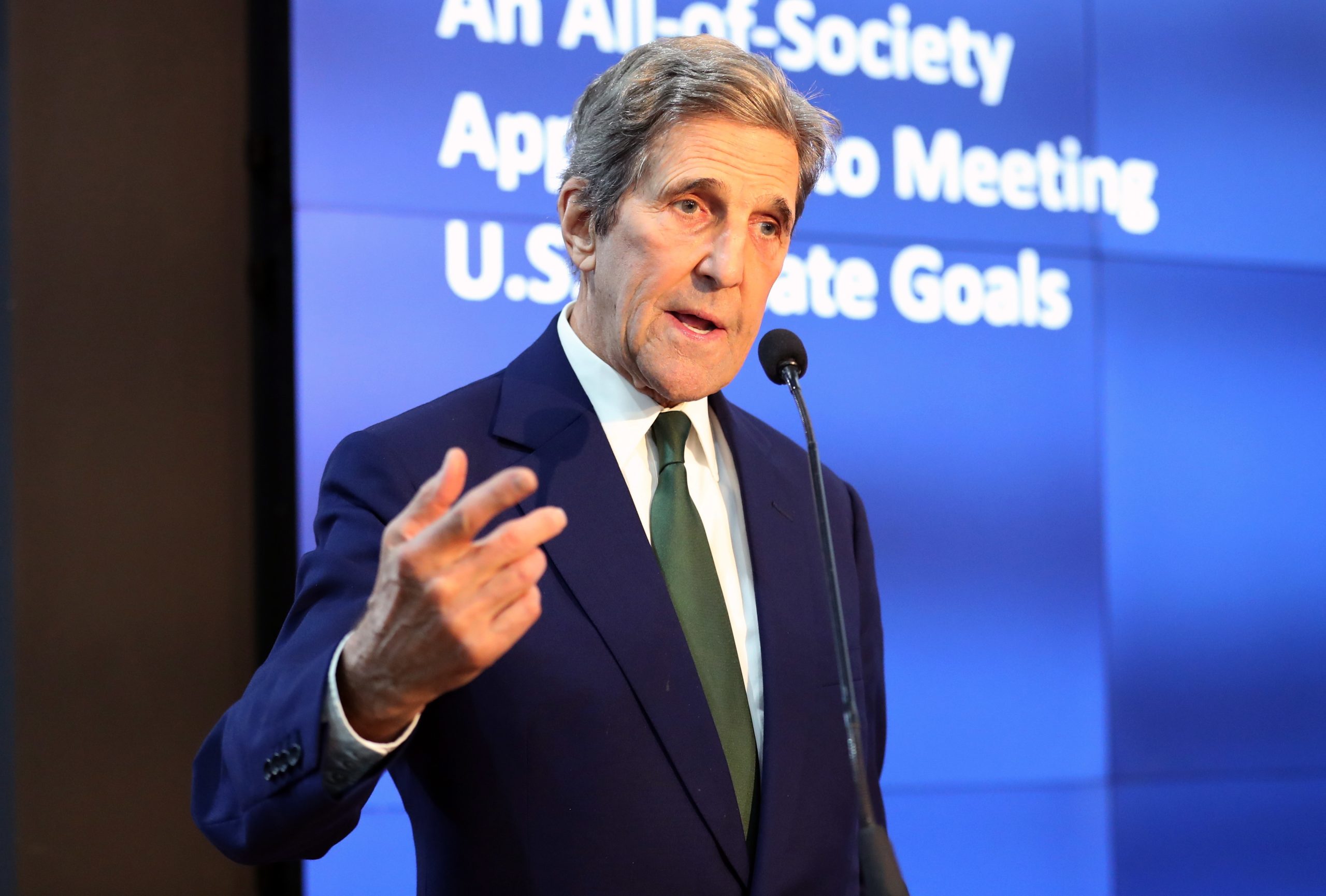 Joe Biden determinado na luta contra alterações climáticas, diz John Kerry