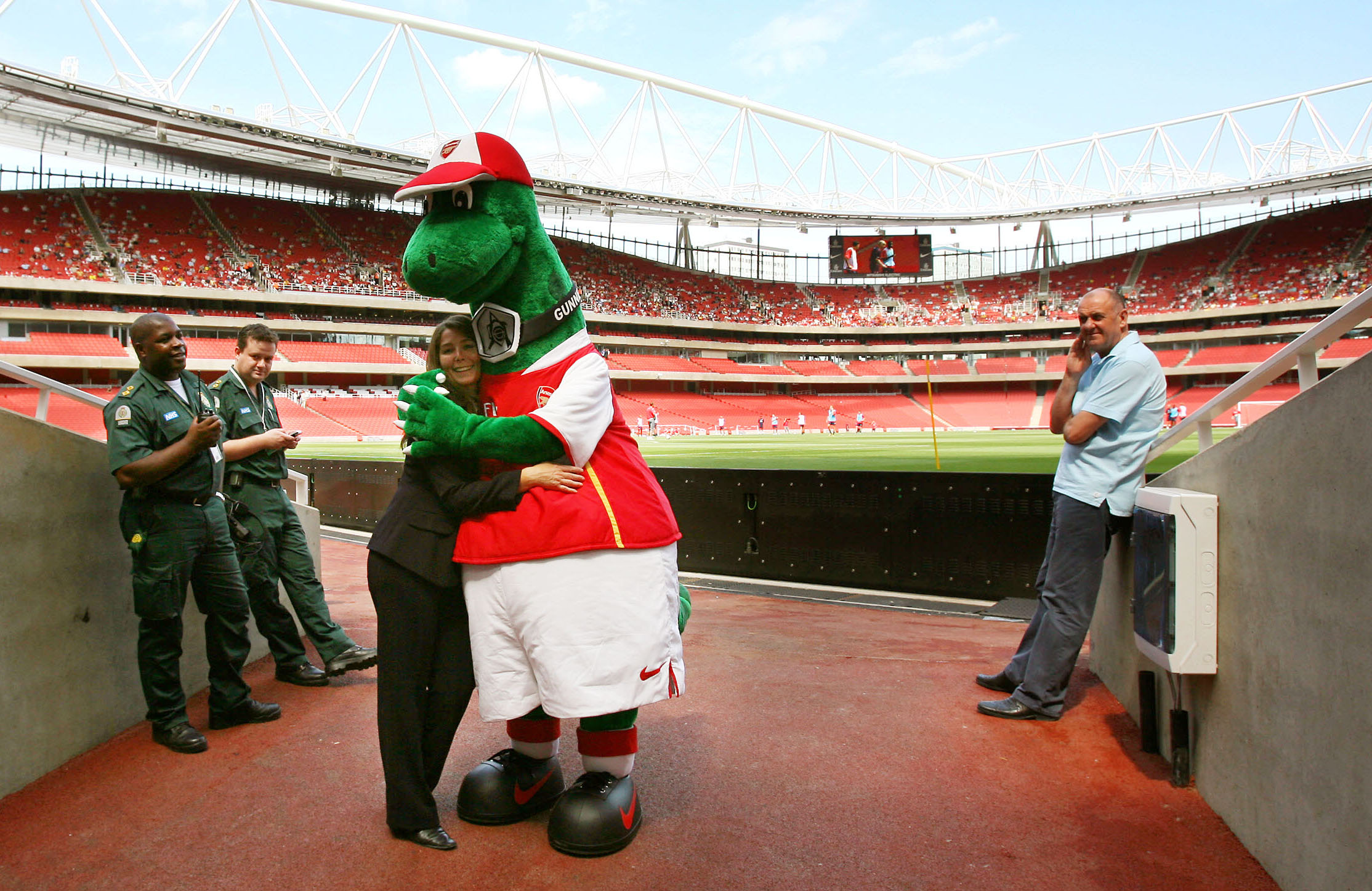 Dinossauro viu extinto o seu posto de trabalho. O Arsenal despediu a sua mascote ao fim de 27 anos e os adeptos não estão contentes