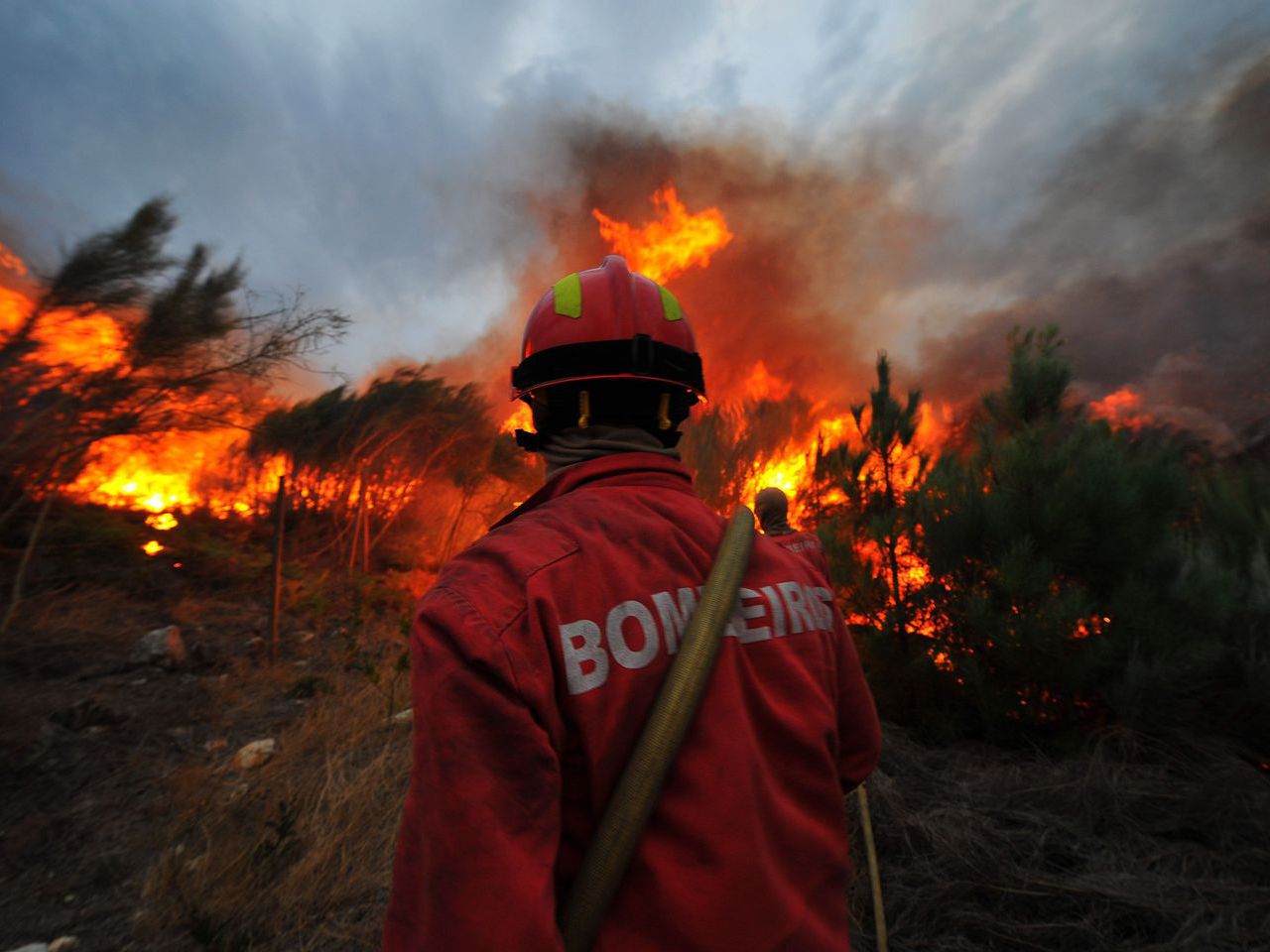 Incêndios: Reacendimento “complexo” em Tábua mobiliza mais de 400 bombeiros e 7 meios aéreos
