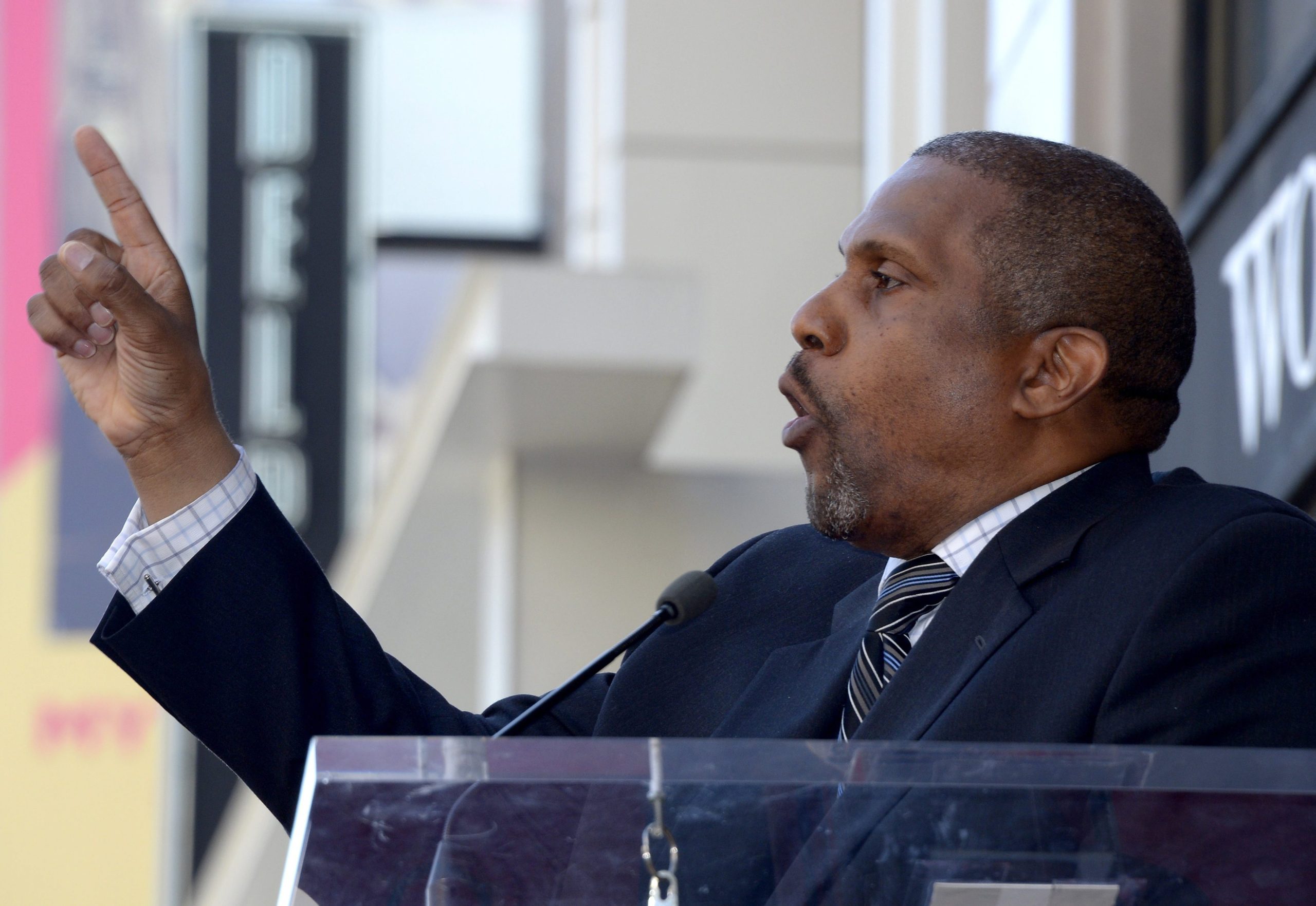 Walmart e PBS cortam relações com ‘estrela’ Tavis Smiley acusado assédio sexual