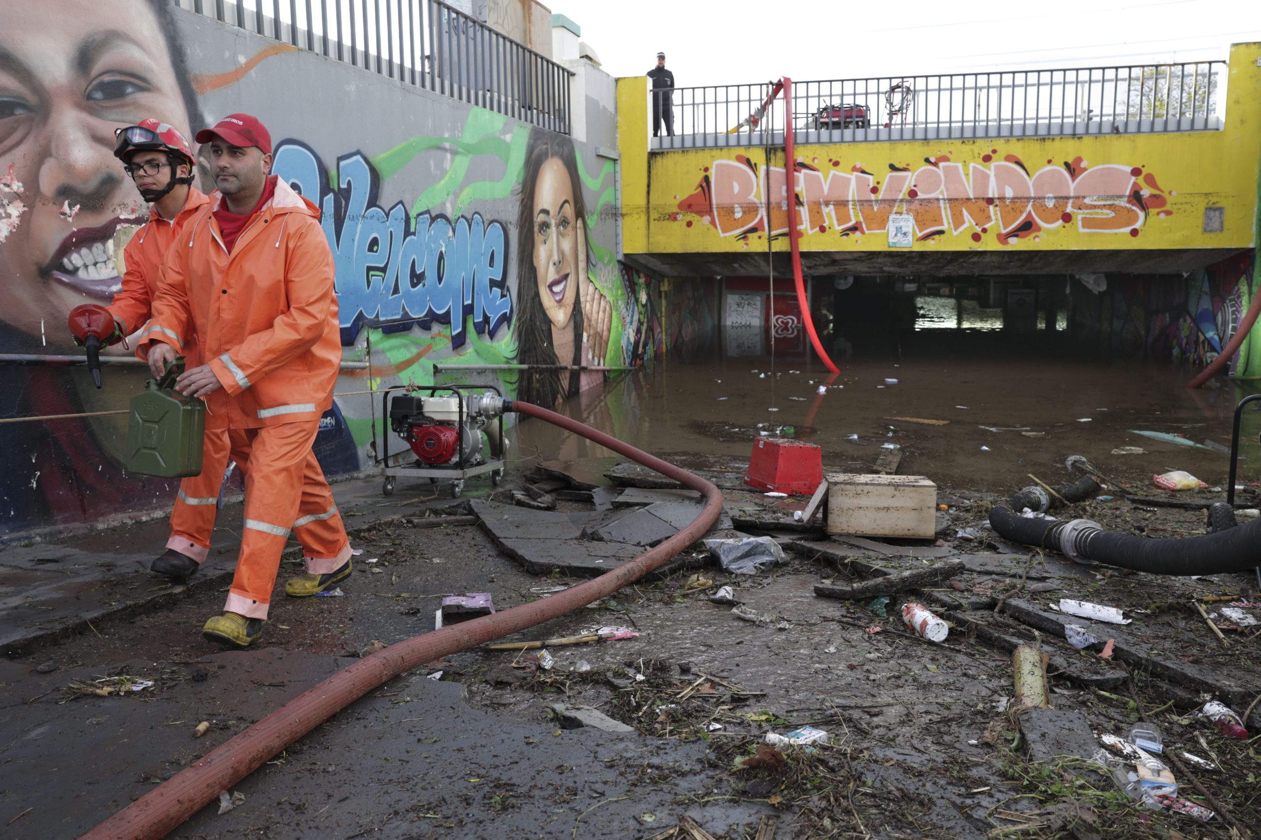 Estação de comboios de Algés continua encerrada