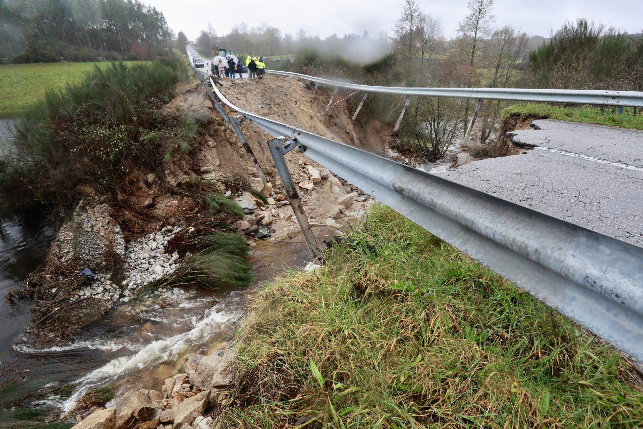 Chuva intensa faz ruir estrada em Tarouca. Veja as imagens