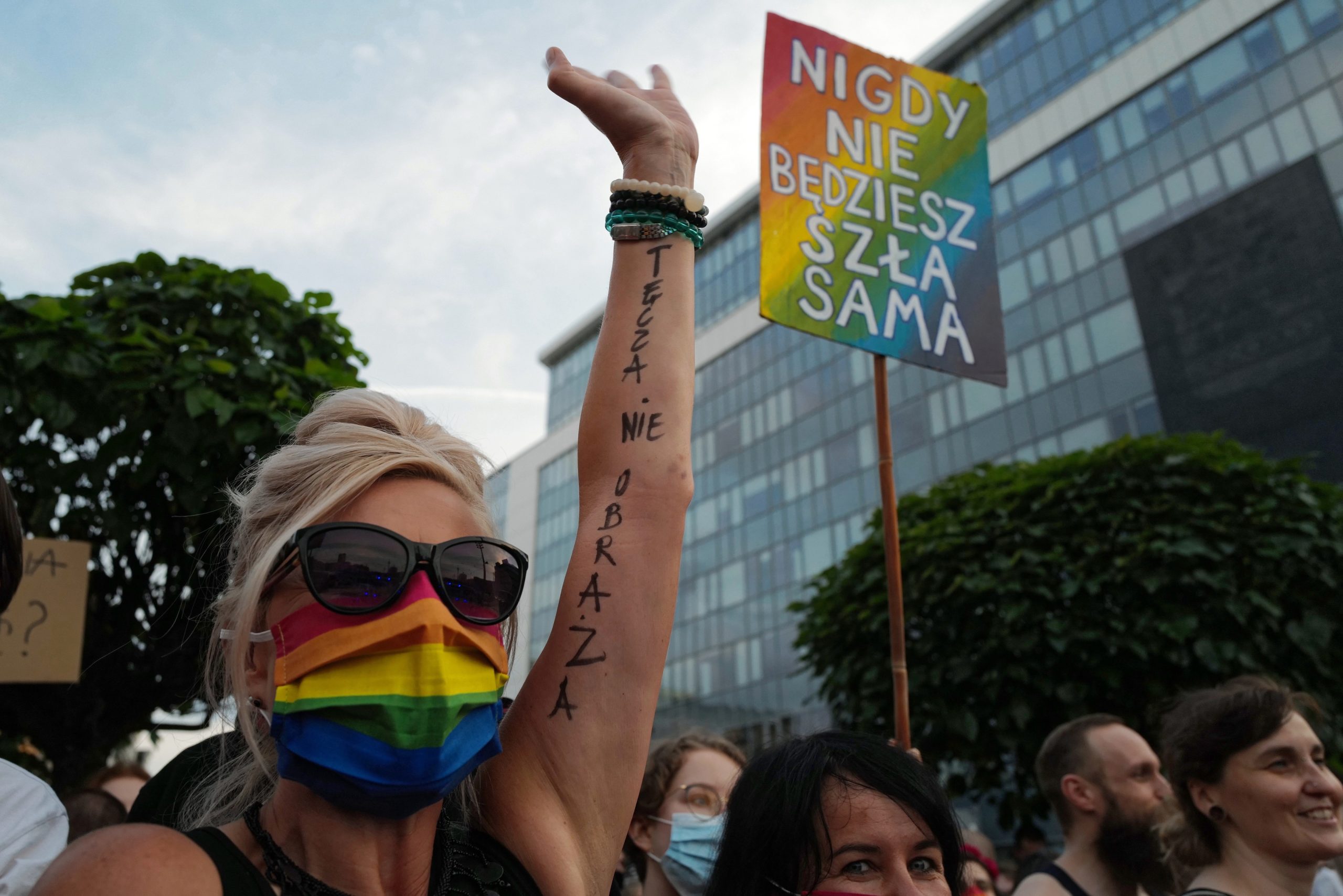 Dezenas de diplomatas apelam à defesa dos direitos LGBTI na Polónia