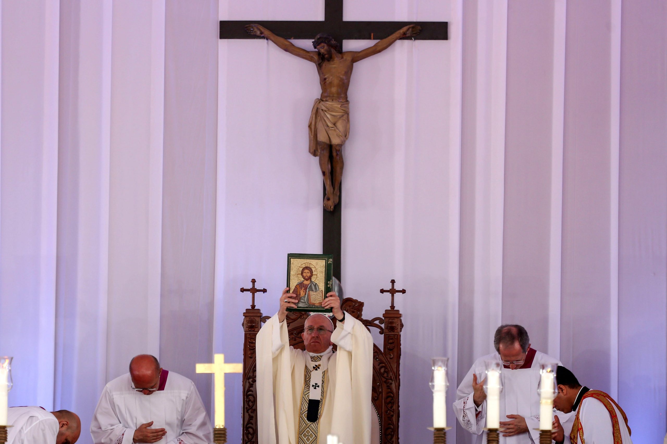 Papa Francisco repudia extremismo em missa com minoria católica egípcia