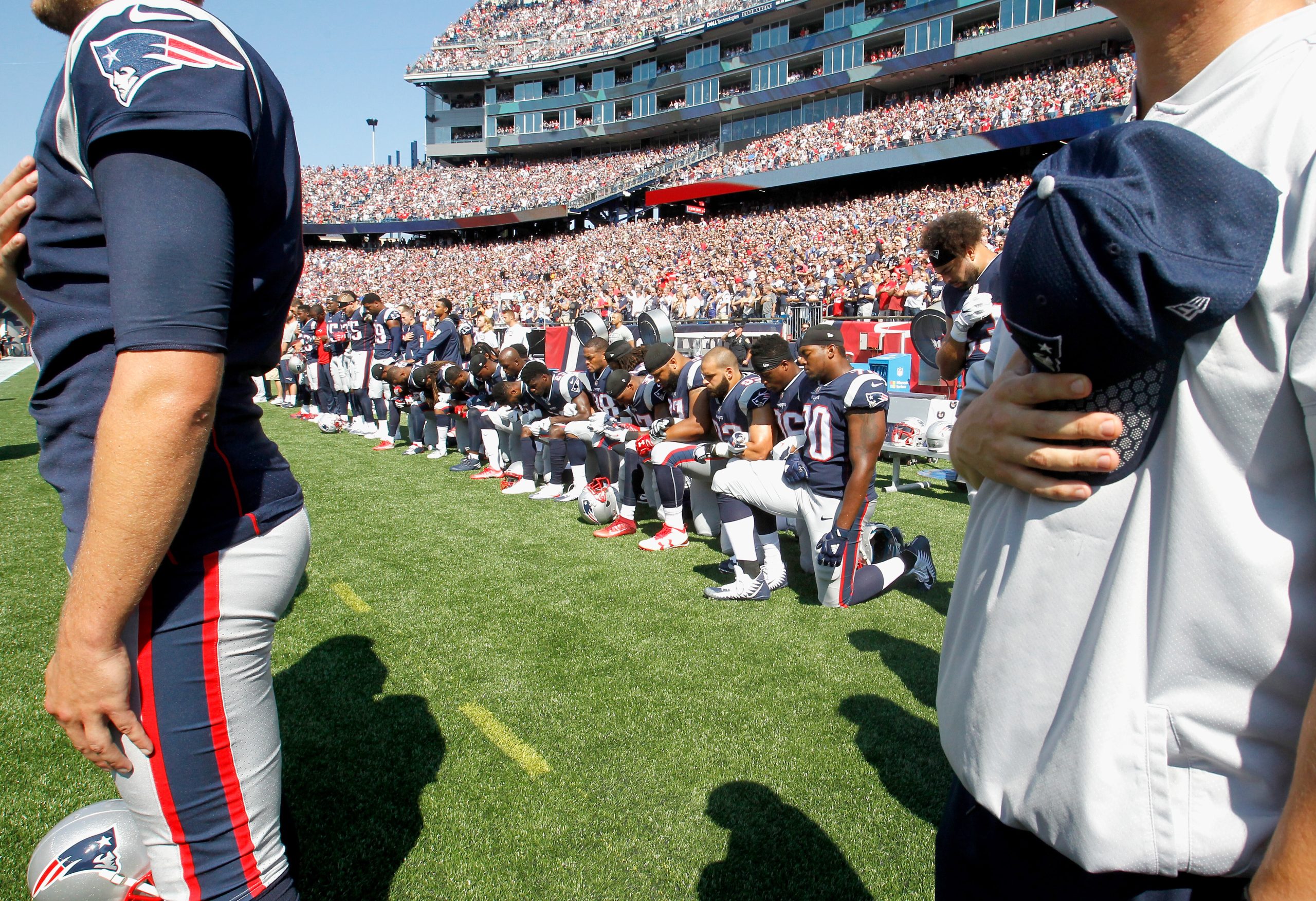 Jogadores de futebol americano desafiam Trump com protestos durante hino nacional