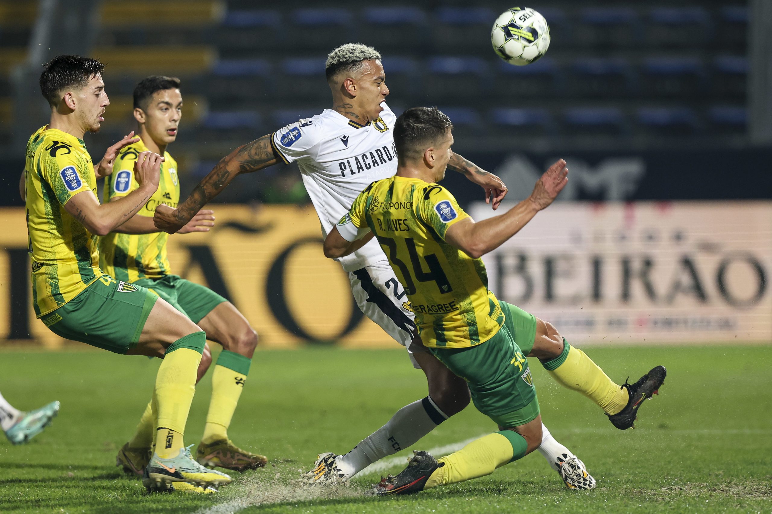 Famalicão em vantagem numérica empata com Tondela e despede-se da Taça da Liga