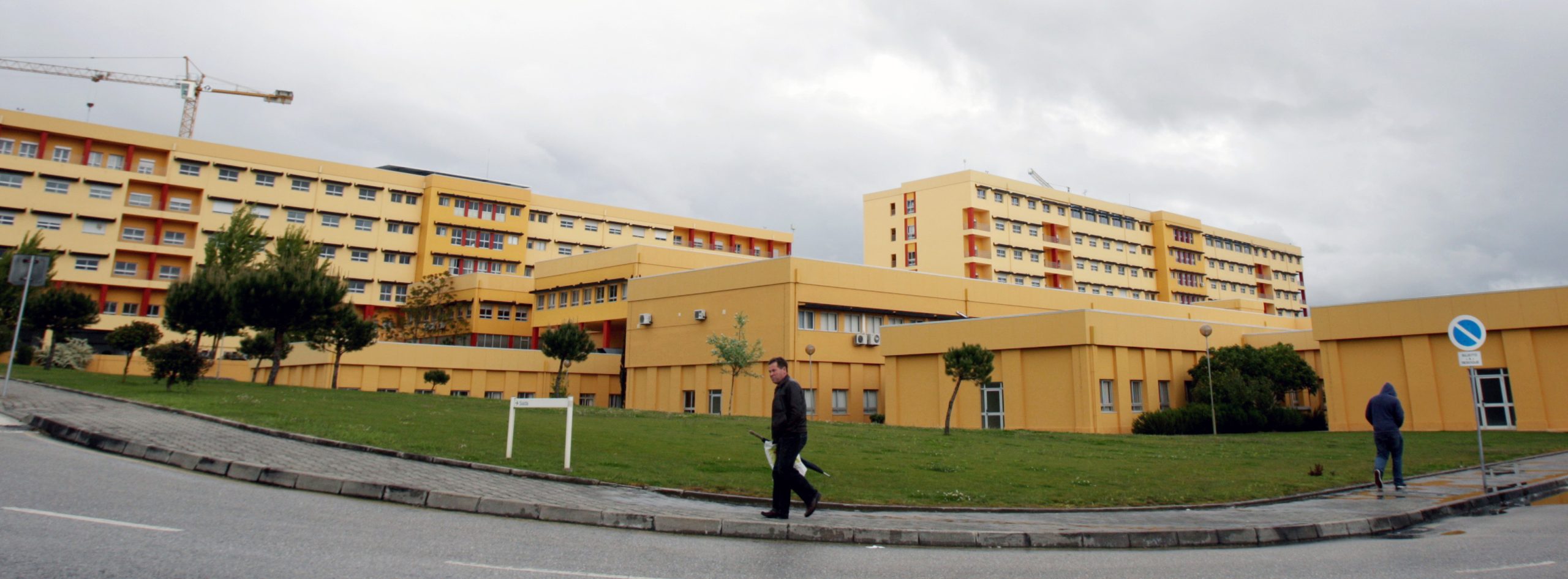 Covid-19: Quinze profissionais e 12 utentes do Hospital de Leiria infetados