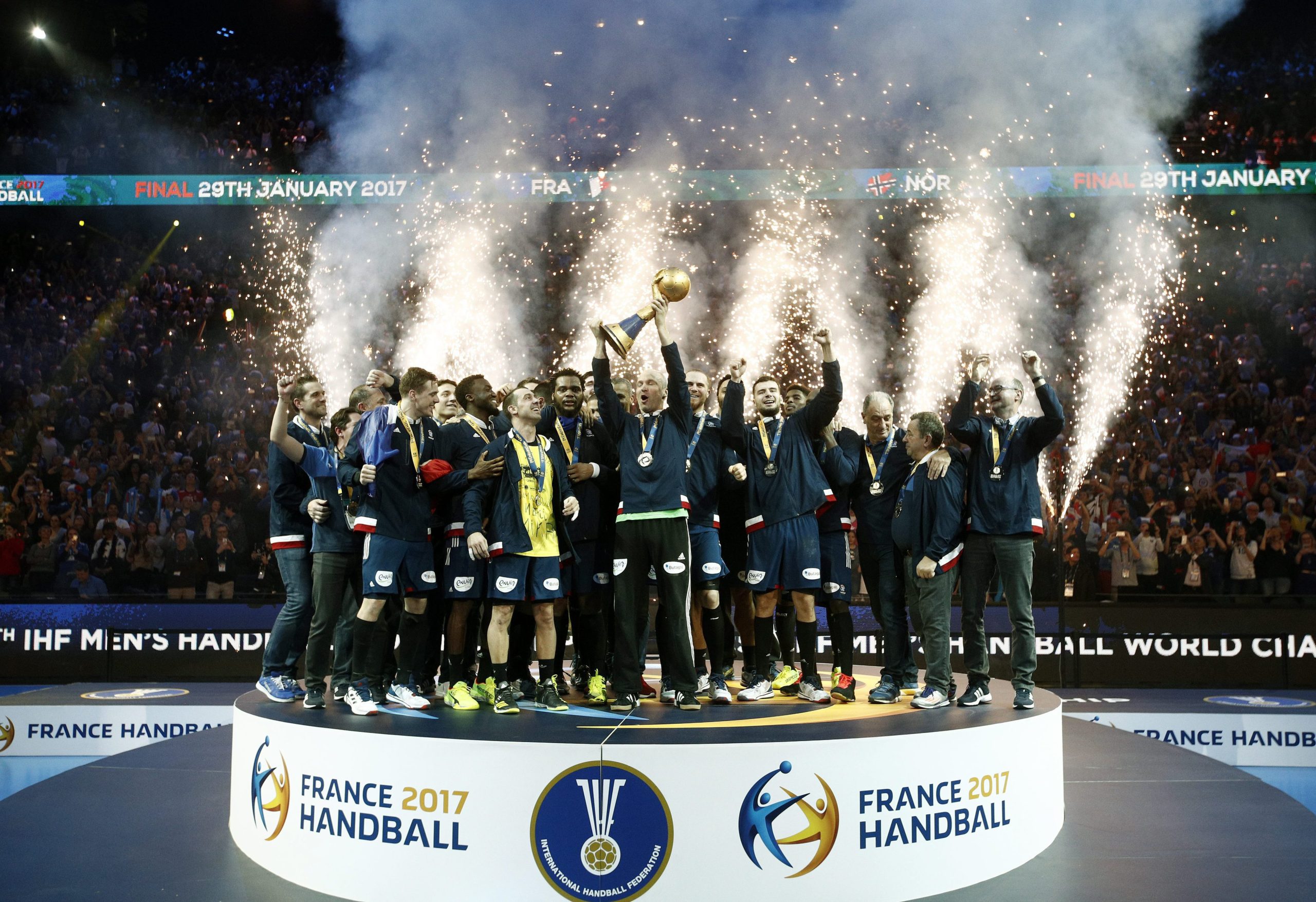 França vence Noruega e revalida em casa título mundial de andebol