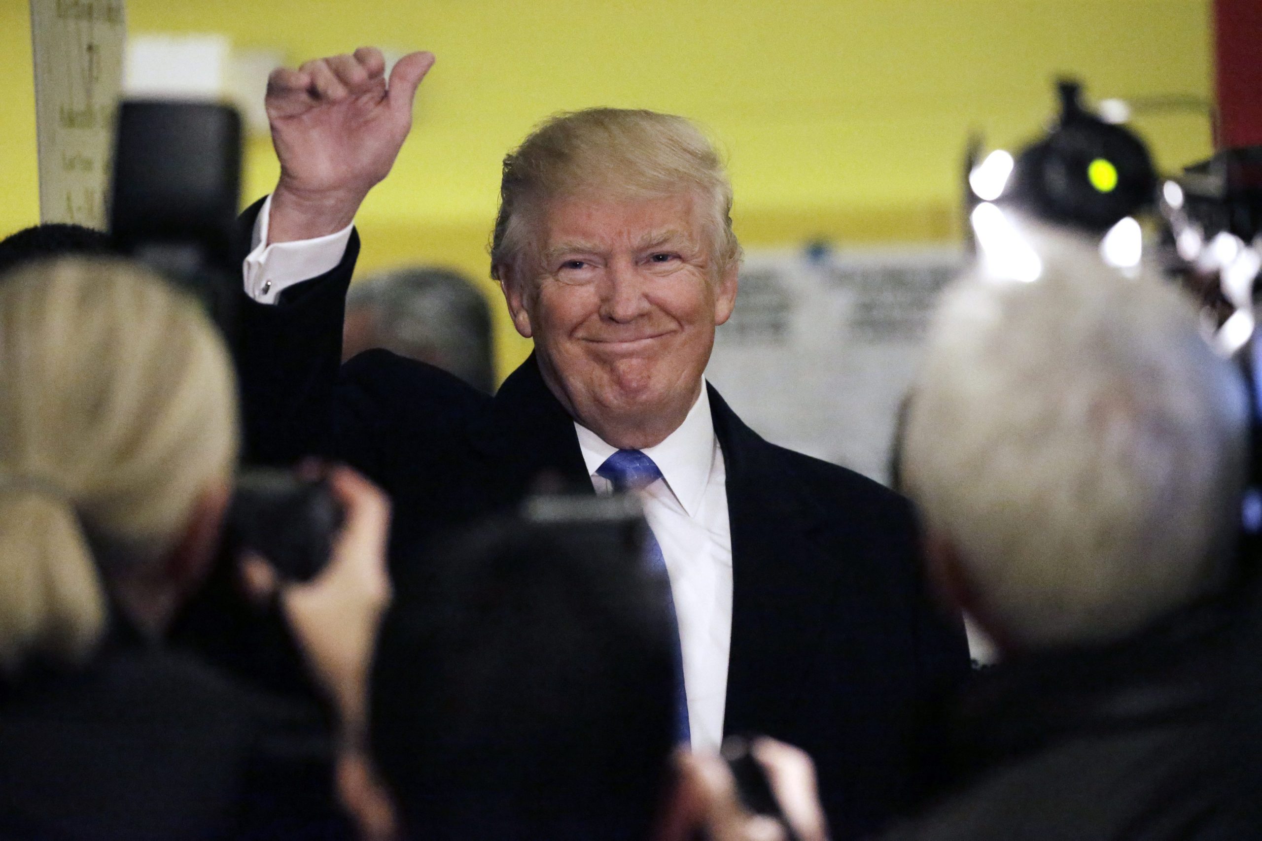 Trump diz que teve mais votos que Hillary e queixa-se de “milhões de votos ilegais”