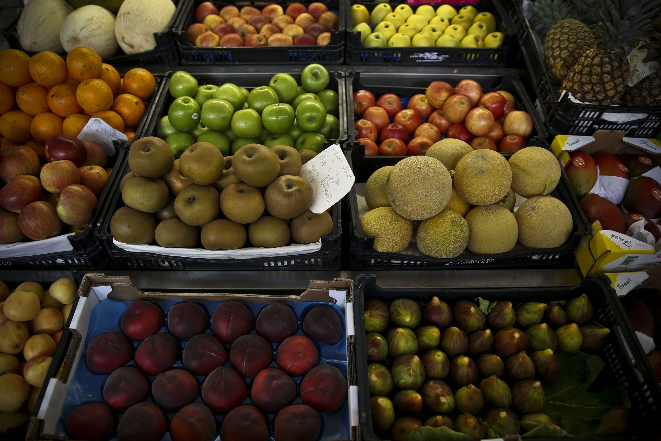 Crise leva consumidores a fazer escolhas no cabaz básico, voltar aos mercados e a reclamar