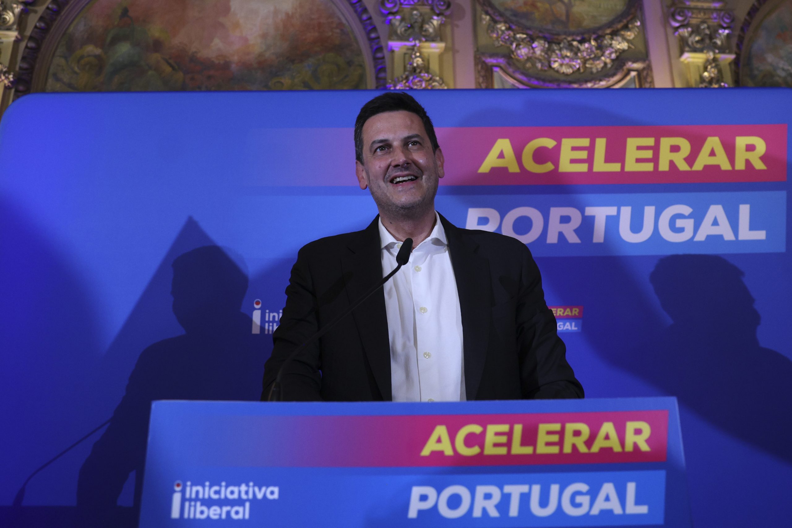 IL quer rever Constituição e retirar menção de “caminho para sociedade socialista”