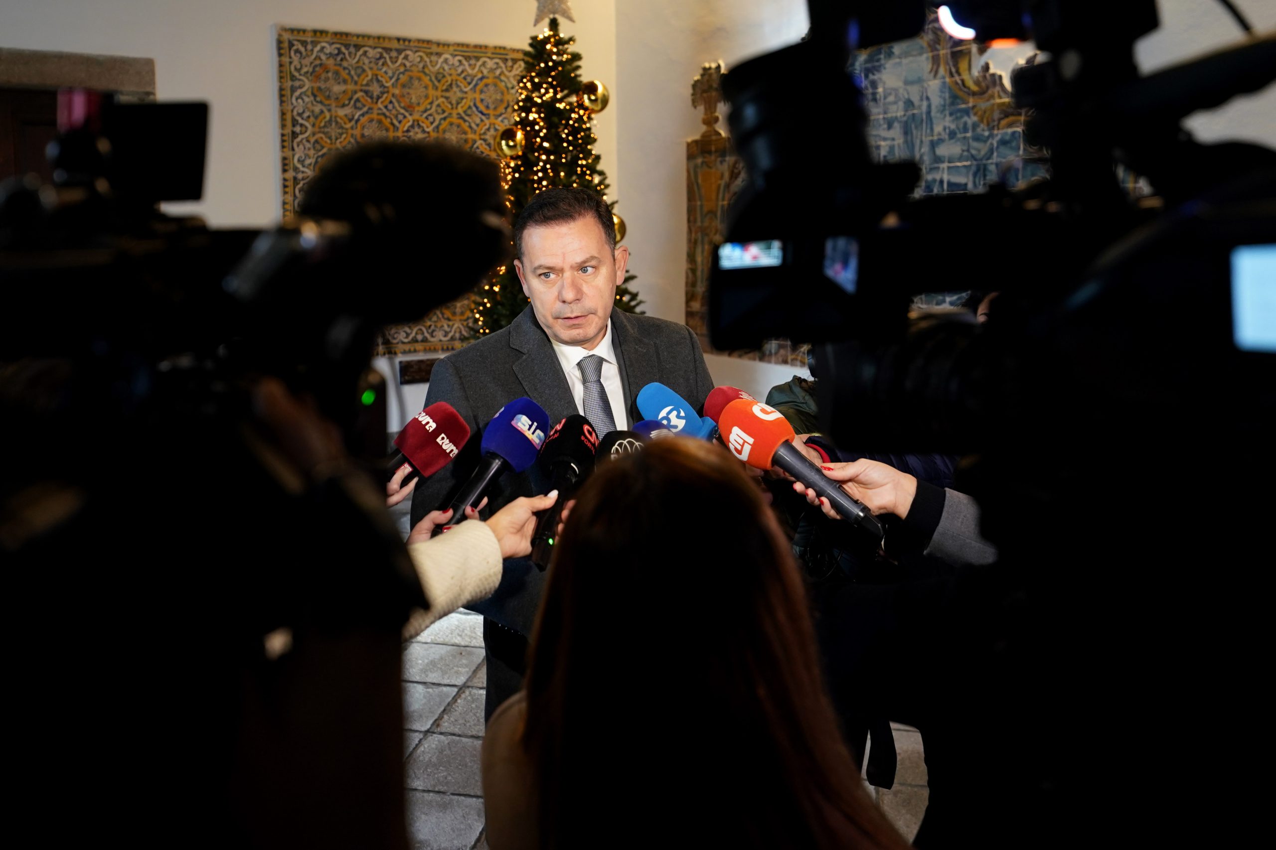 Montenegro acusa Pedro Nuno Santos de “sacudir água do capote” sobre CTT