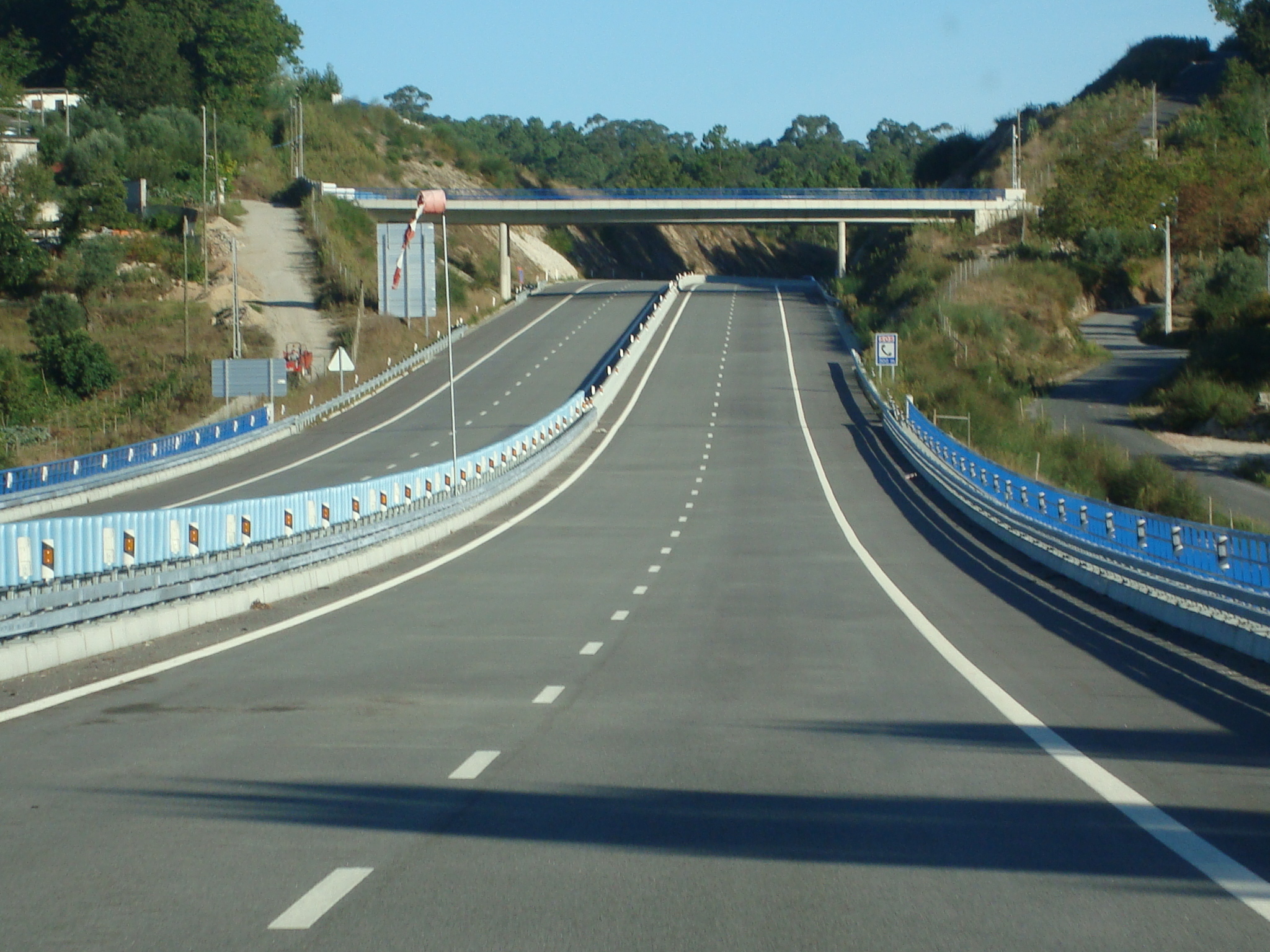 Camião tombou em viaduto da Autoestrada 24 em Vila Pouca de Aguiar