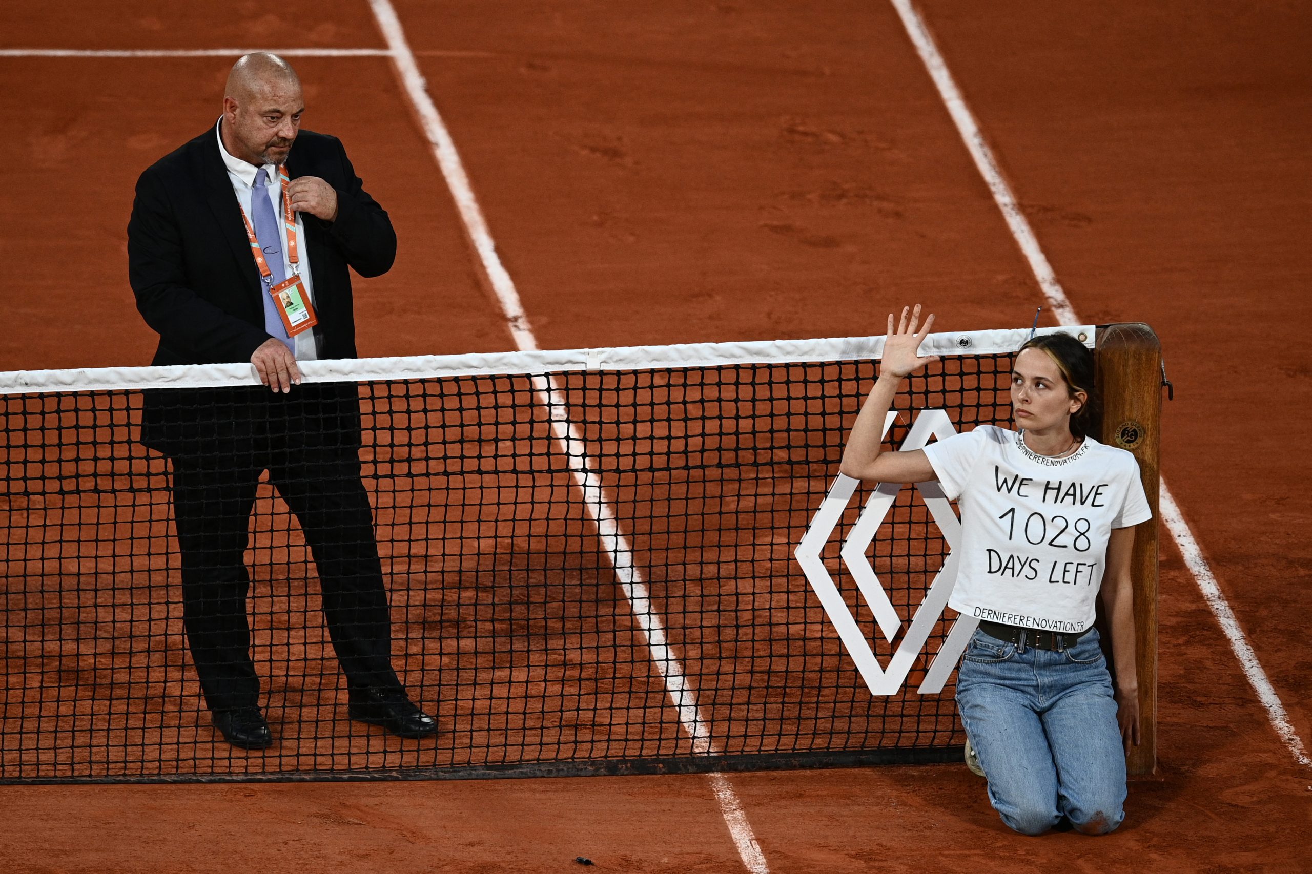 Ativista invade meia-final em Roland Garros e amarra-se à rede
