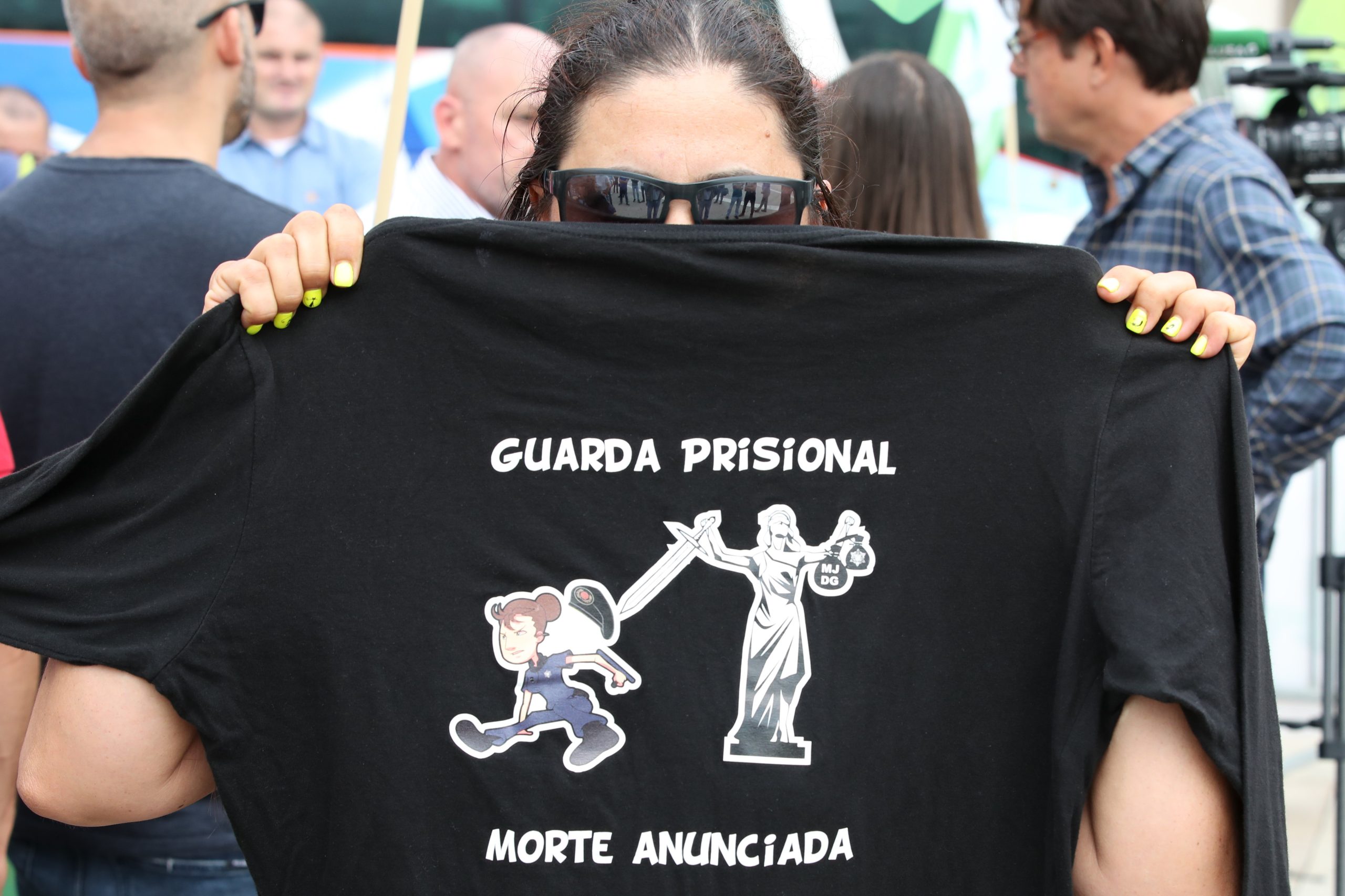 Guardas prisionais protestam diante do Ministério da Justiça antes de iniciar greve