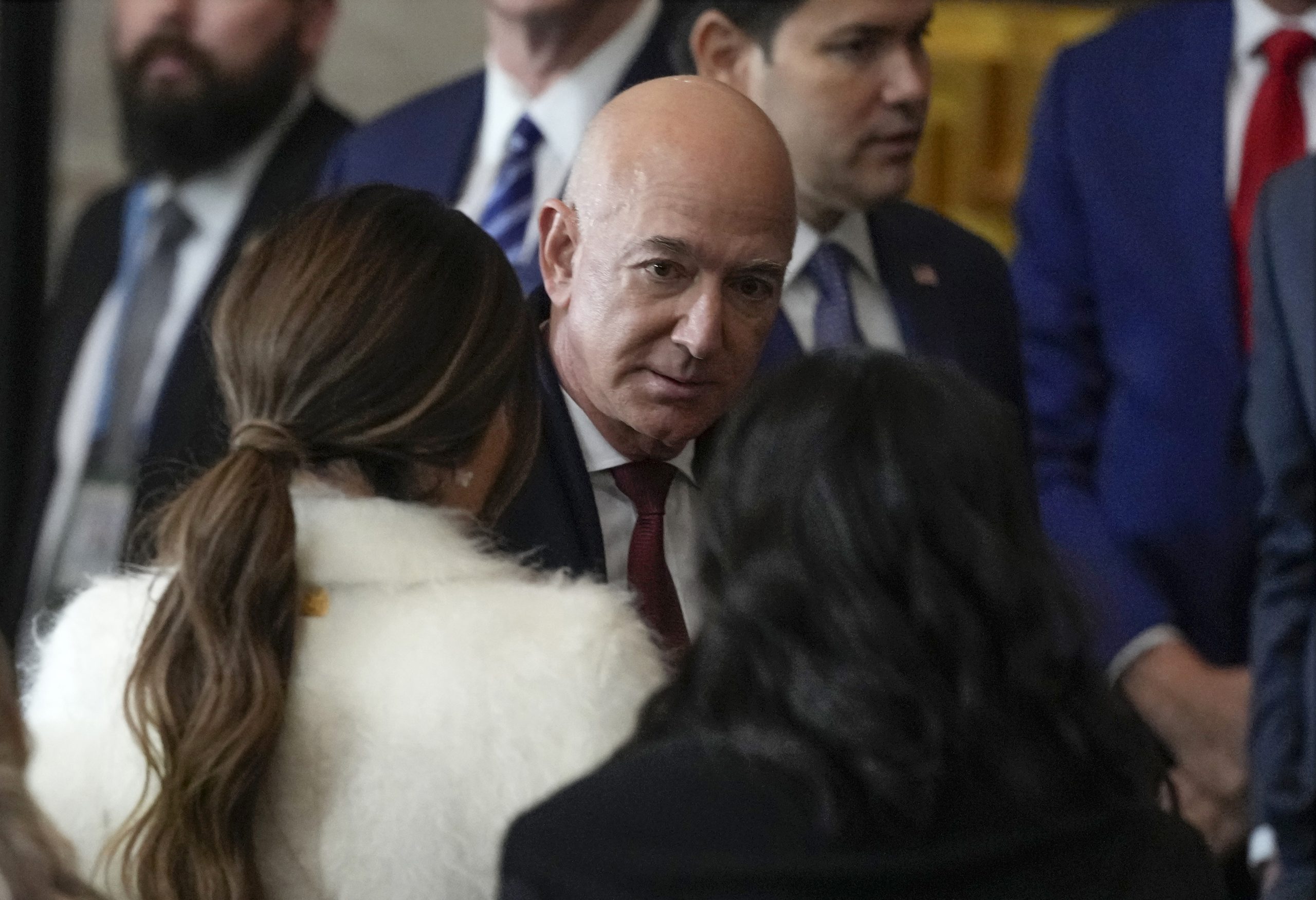 Jeff Bezos cancela voos de turismo espacial e concentra-se na Lua