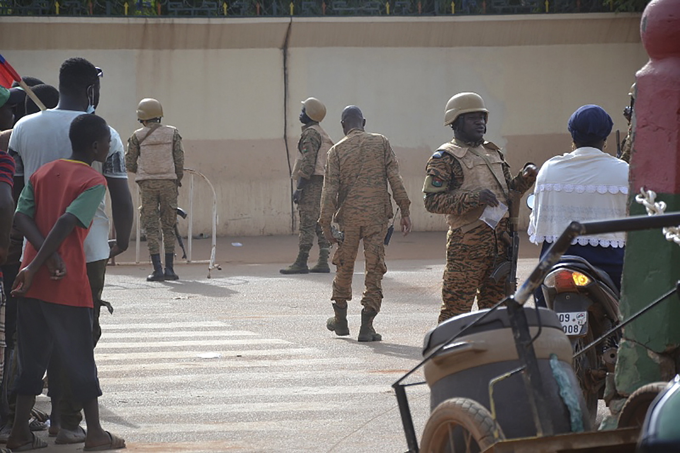 Militares voltam a bloquear vias na capital do Burkina-Faso após golpe de Estado
