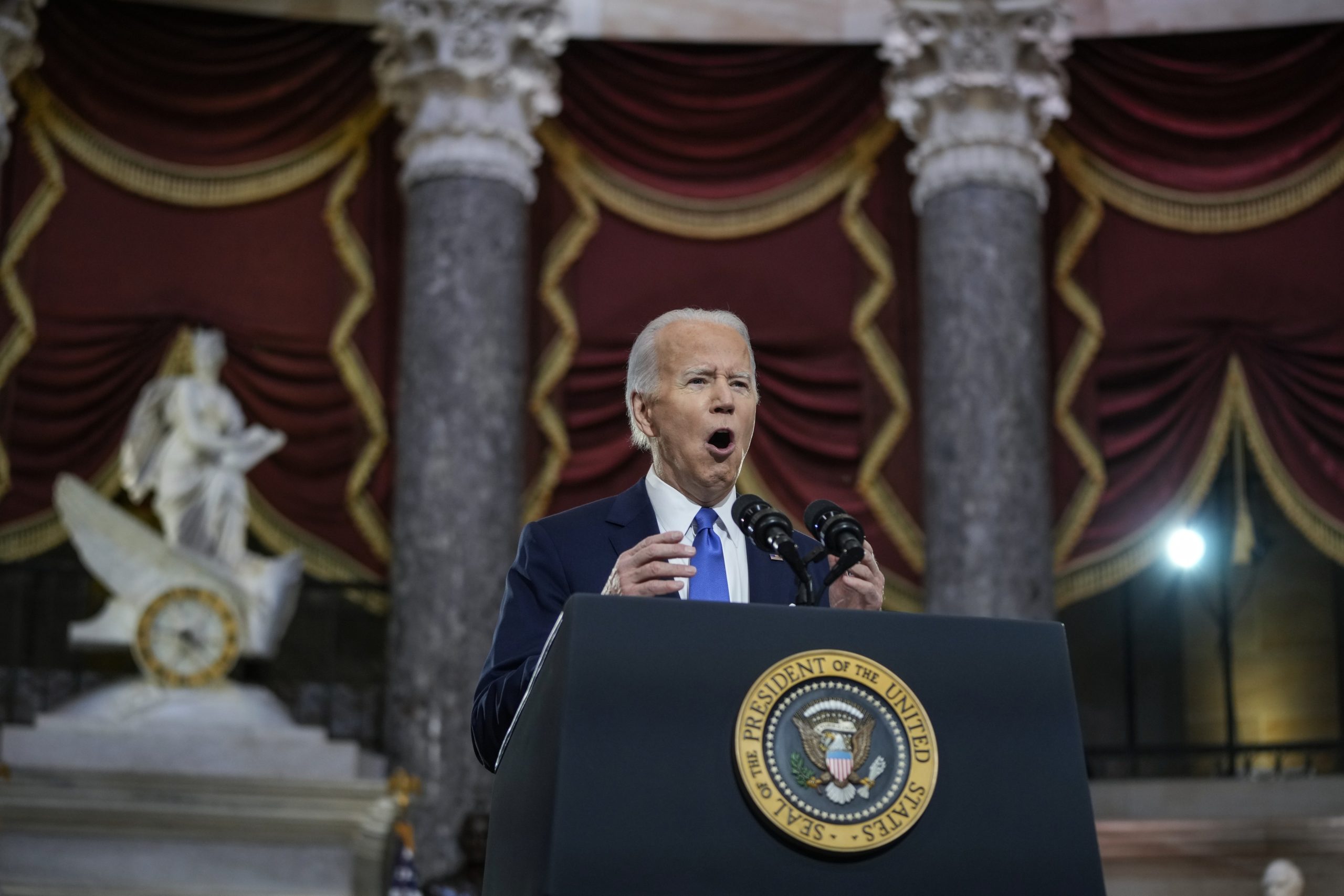 Biden espera que “nunca haja outro dia” como o do ataque ao Capitólio — e culpa Trump pela invasão