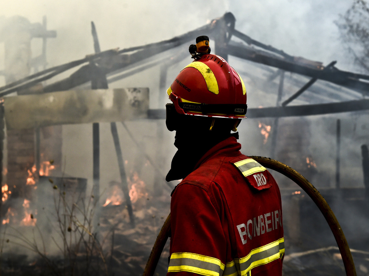 Bombeiros dispostos a “desenterrar o machado da paz para fazer a guerra”