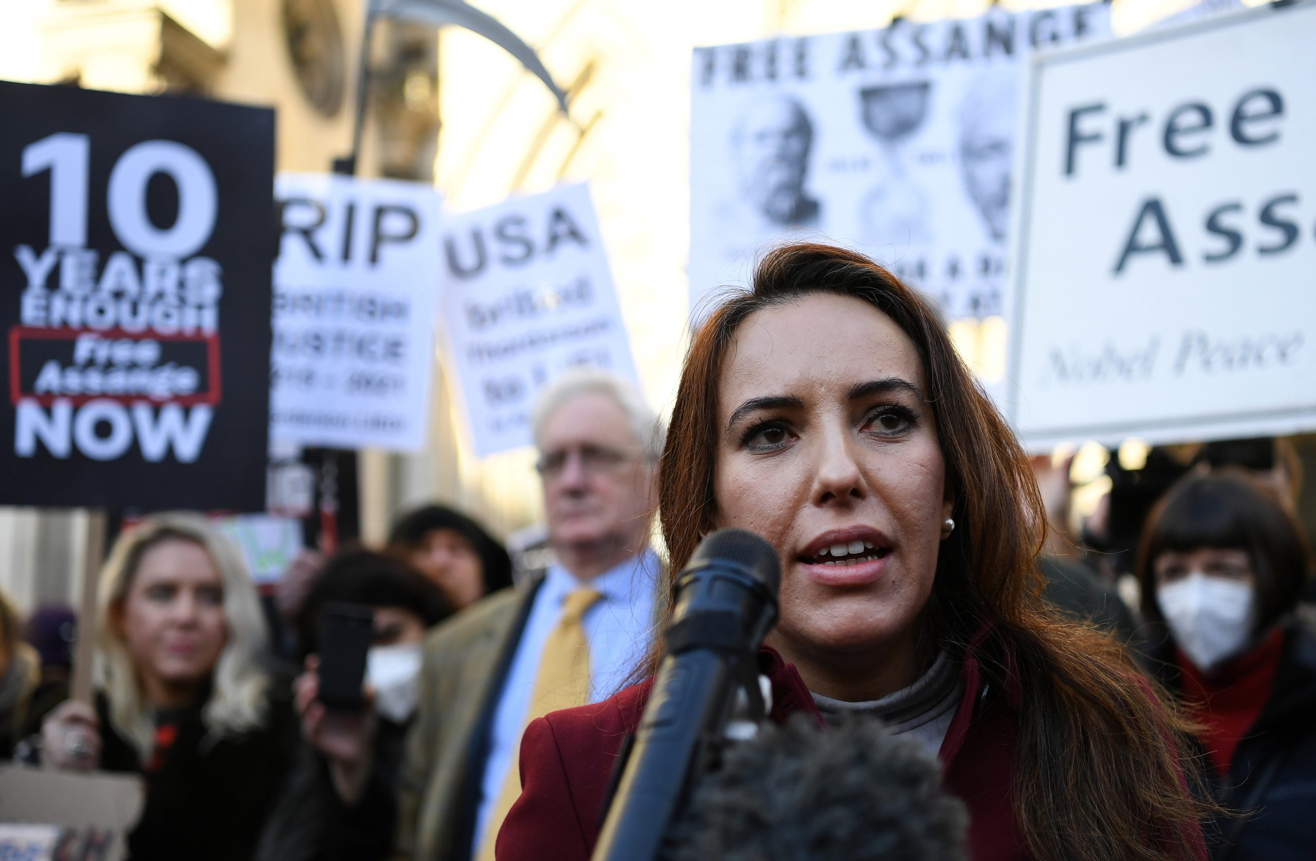 Noiva de Julian Assange recorre de extradição “injusta” para os EUA