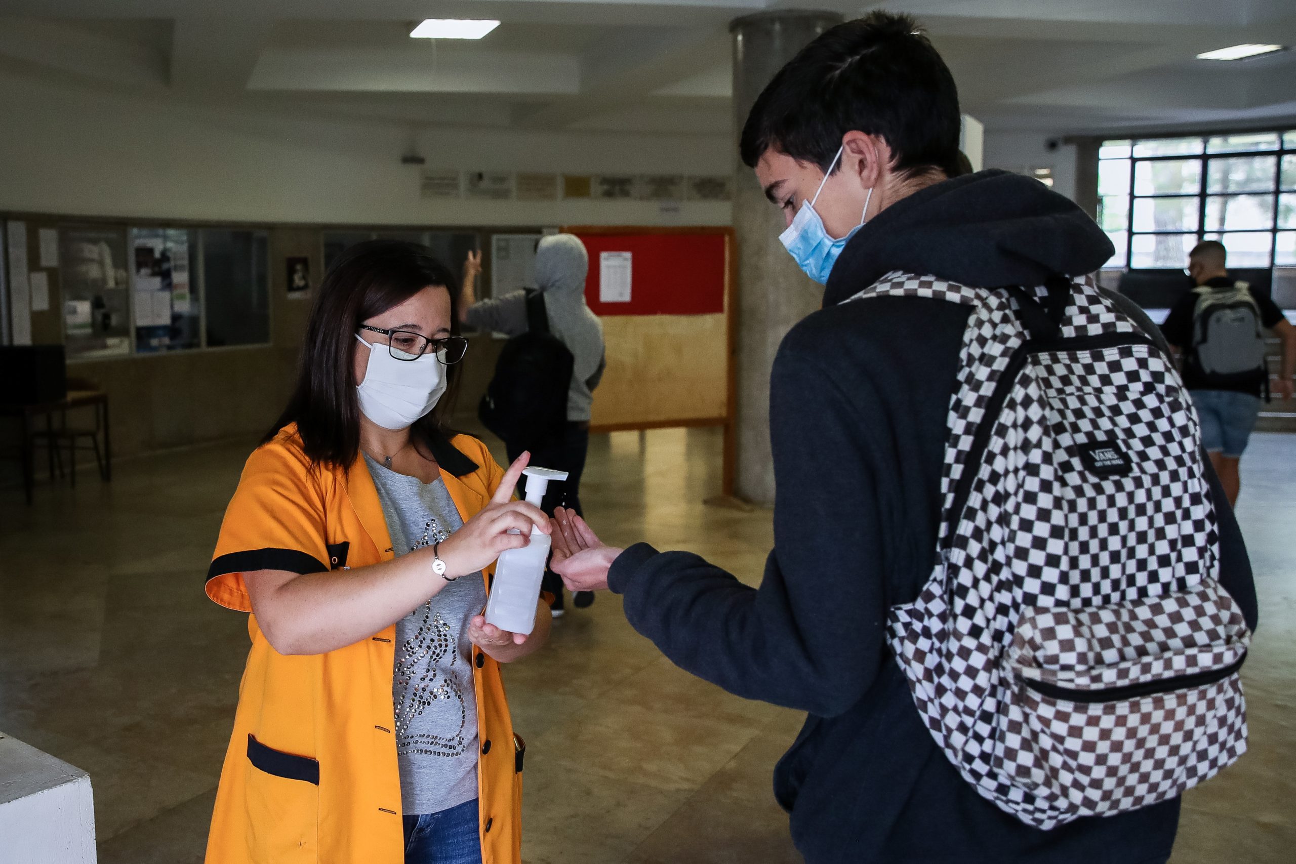 Covid-19: Abaixo-assinado pede testes, vacinação e teletrabalho nas escolas