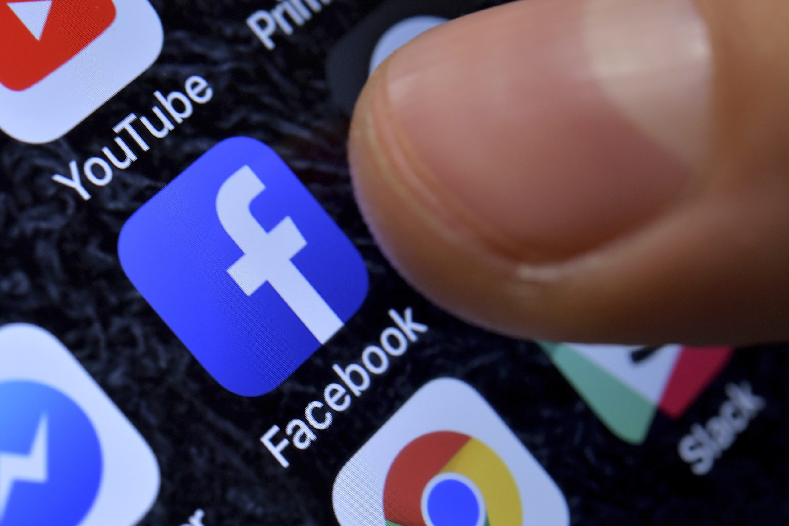 Cuidado com as “fake news” sobre o novo coronavírus. Mais de 2.700 informações falsas detetadas por dia nas redes sociais na Europa