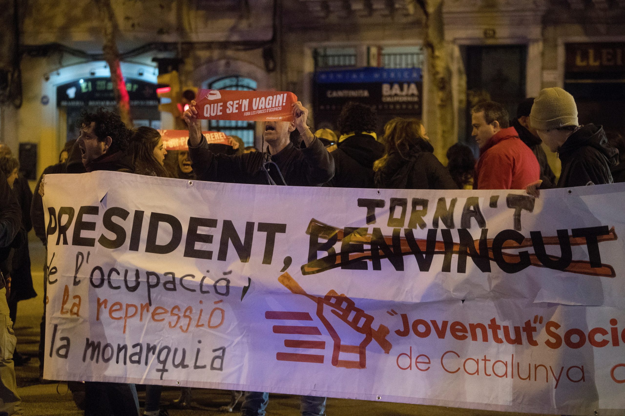 Manifestantes pró-independência tentam ultrapassar cordão policial em Barcelona