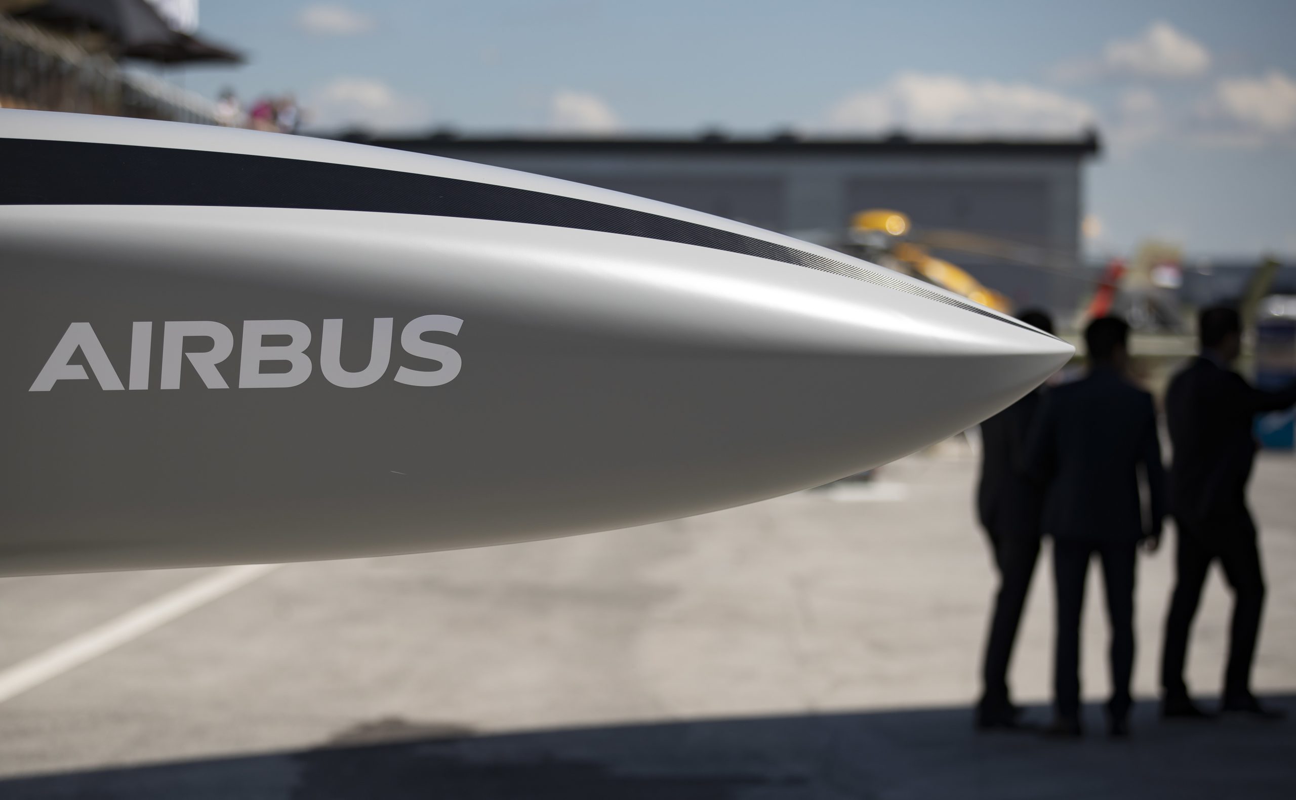 Covid-19: Airbus anula dividendos e objetivos