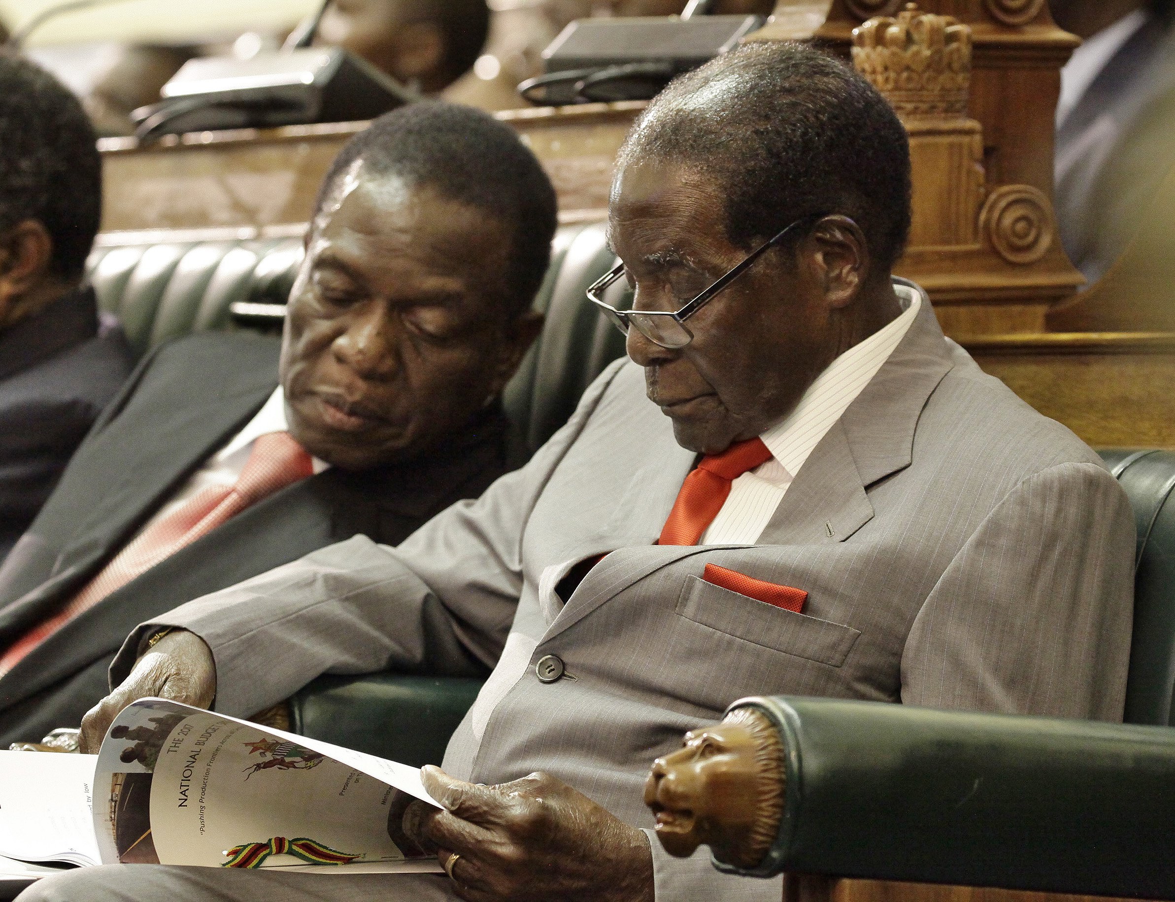 Zimbabué: Ex-vice-Presidente apela a Mugabe para se demitir