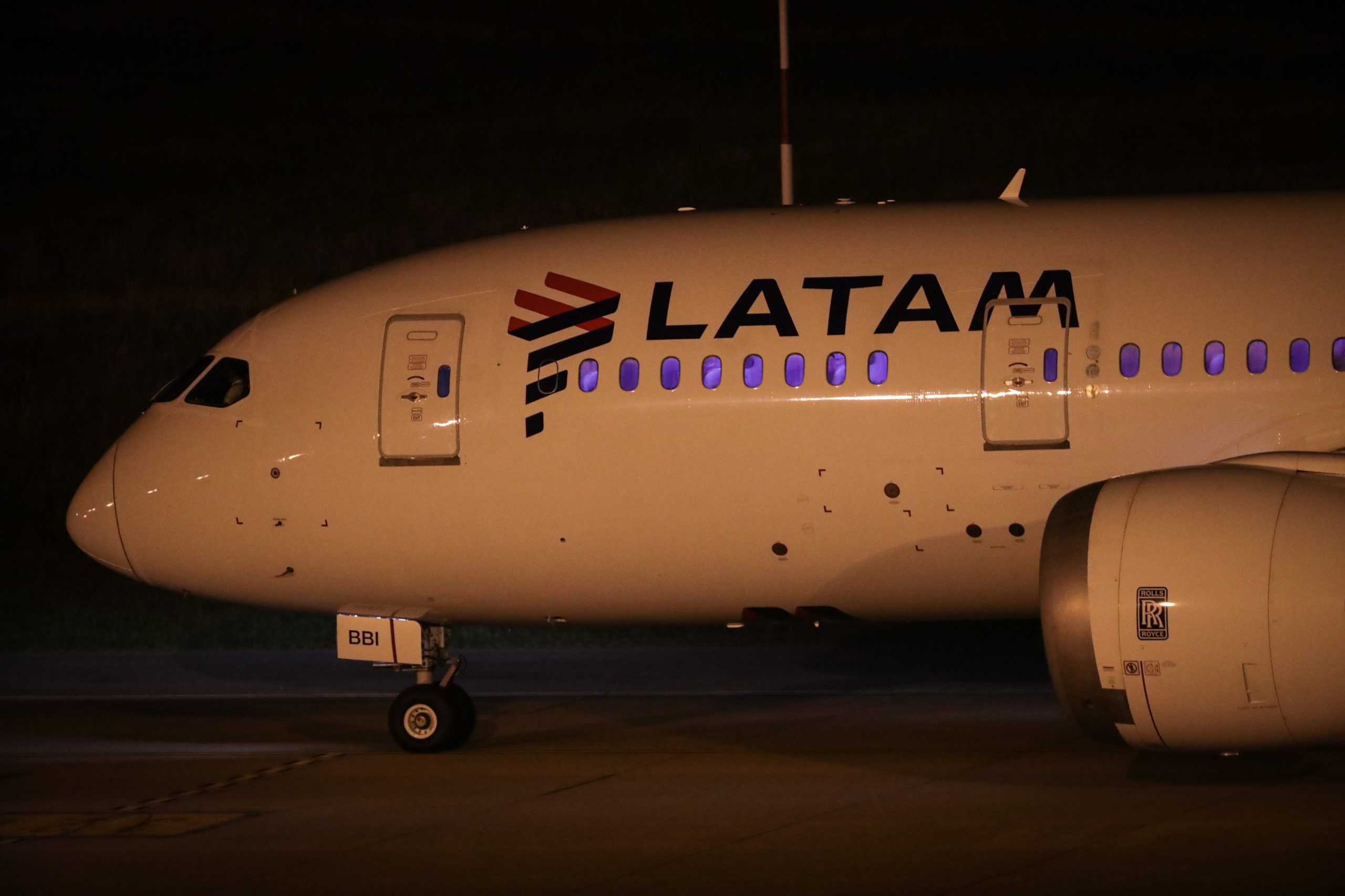 Incêndio no Aeroporto de São Paulo leva à evacuação de avião da LATAM
