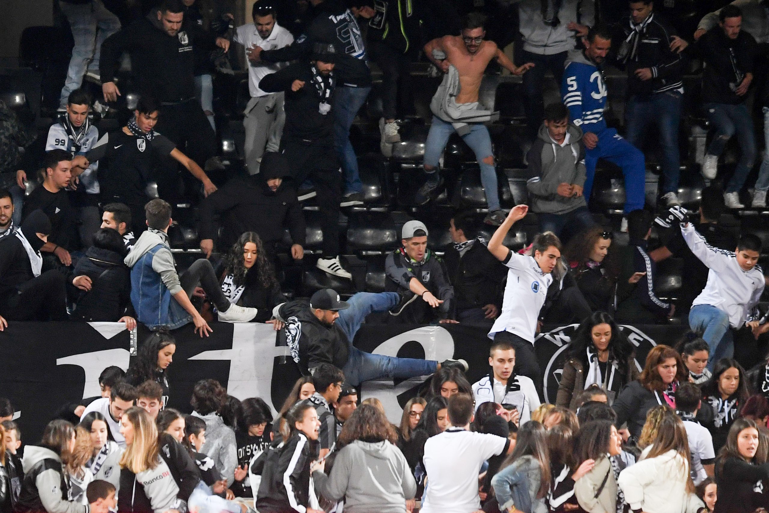 PSP deteve homem por invasão do recinto de jogo em Guimarães no Vitória-Benfica