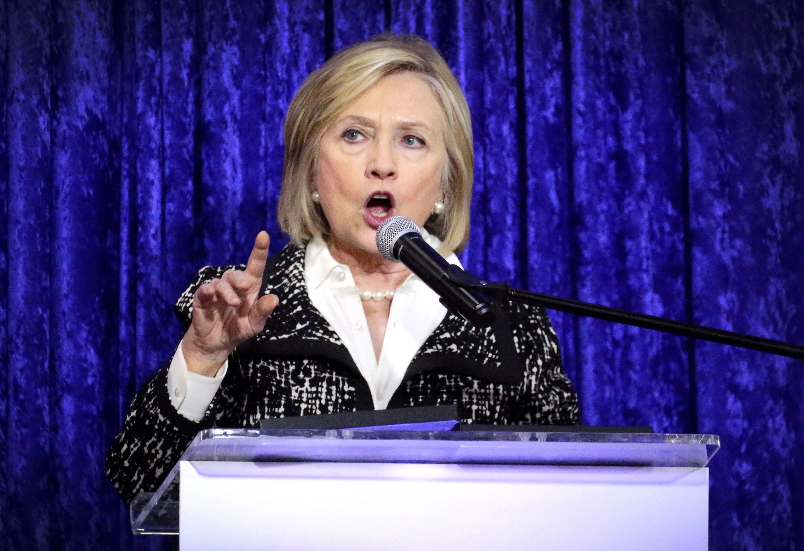Hillary Clinton diz que Assange “tem de responder pelo que fez”