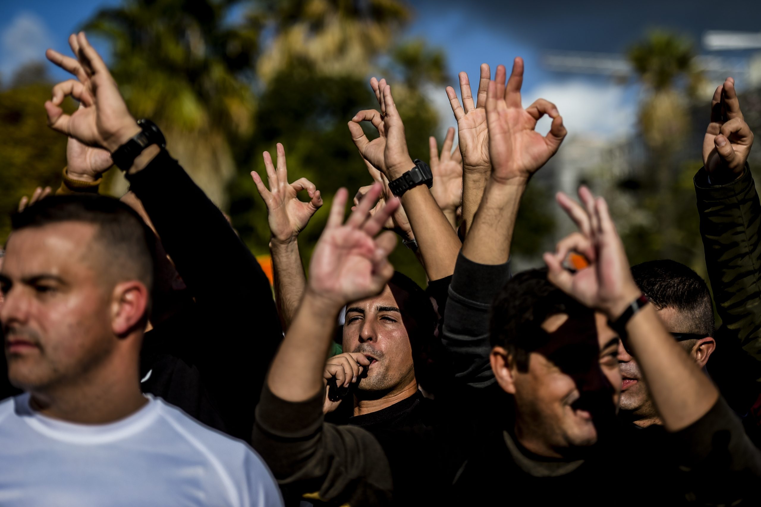 Quando um gesto não é “ok”. Um zero que era o mote da manifestação ou uma ligação  à extrema-direita?